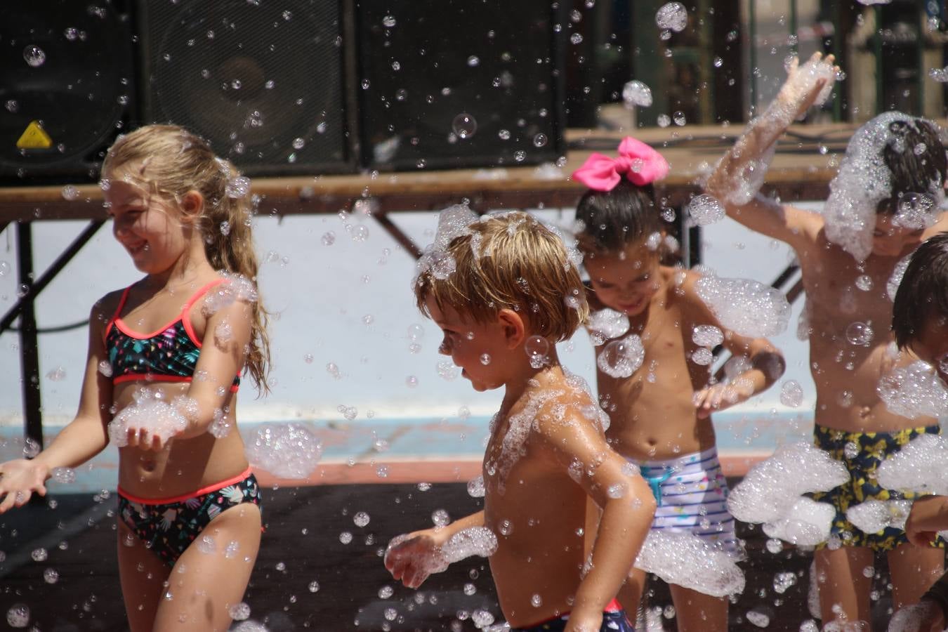 El popular barrio de 'San Roque' ha acogido, esta mañana, la primera jornada de su tradicional «velá». La cita ha comenzado con el despertar del barrio con repiques de campana y ha continuado con la tradicional ceremonia de la bendición de animales, los juegos infantiles, una gran tómbola y la fiesta de la espuma. 