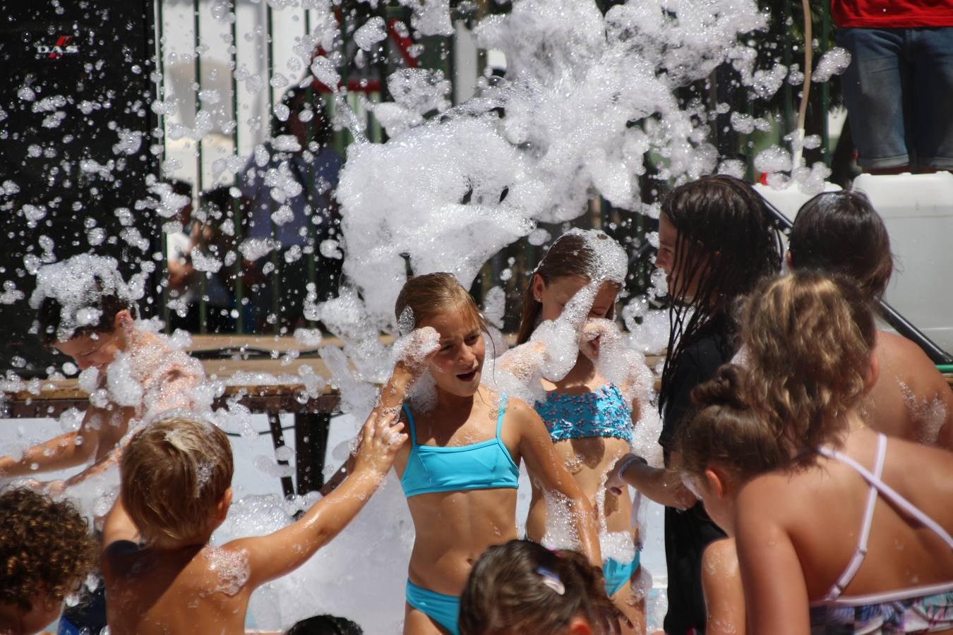 El popular barrio de 'San Roque' ha acogido, esta mañana, la primera jornada de su tradicional «velá». La cita ha comenzado con el despertar del barrio con repiques de campana y ha continuado con la tradicional ceremonia de la bendición de animales, los juegos infantiles, una gran tómbola y la fiesta de la espuma. 
