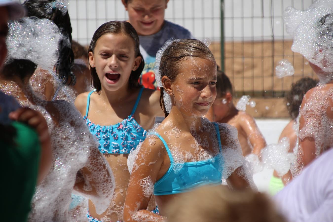 El popular barrio de 'San Roque' ha acogido, esta mañana, la primera jornada de su tradicional «velá». La cita ha comenzado con el despertar del barrio con repiques de campana y ha continuado con la tradicional ceremonia de la bendición de animales, los juegos infantiles, una gran tómbola y la fiesta de la espuma. 