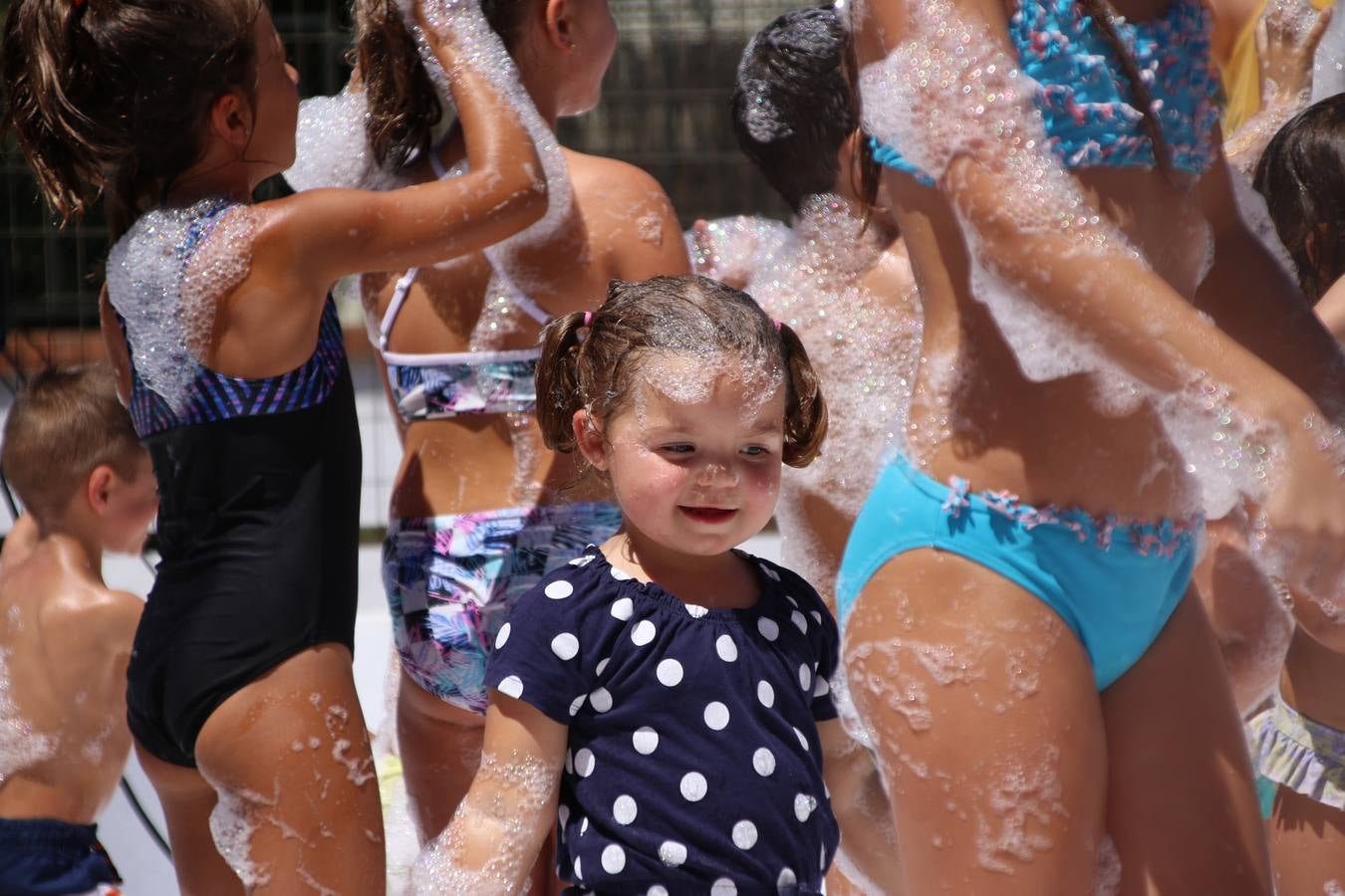 El popular barrio de 'San Roque' ha acogido, esta mañana, la primera jornada de su tradicional «velá». La cita ha comenzado con el despertar del barrio con repiques de campana y ha continuado con la tradicional ceremonia de la bendición de animales, los juegos infantiles, una gran tómbola y la fiesta de la espuma. 