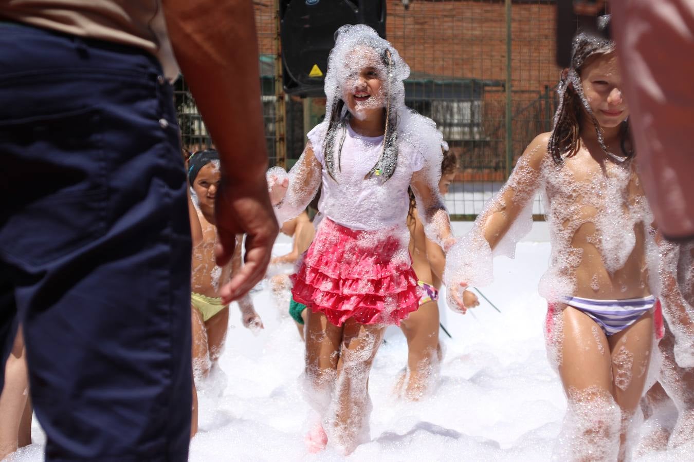 El popular barrio de 'San Roque' ha acogido, esta mañana, la primera jornada de su tradicional «velá». La cita ha comenzado con el despertar del barrio con repiques de campana y ha continuado con la tradicional ceremonia de la bendición de animales, los juegos infantiles, una gran tómbola y la fiesta de la espuma. 