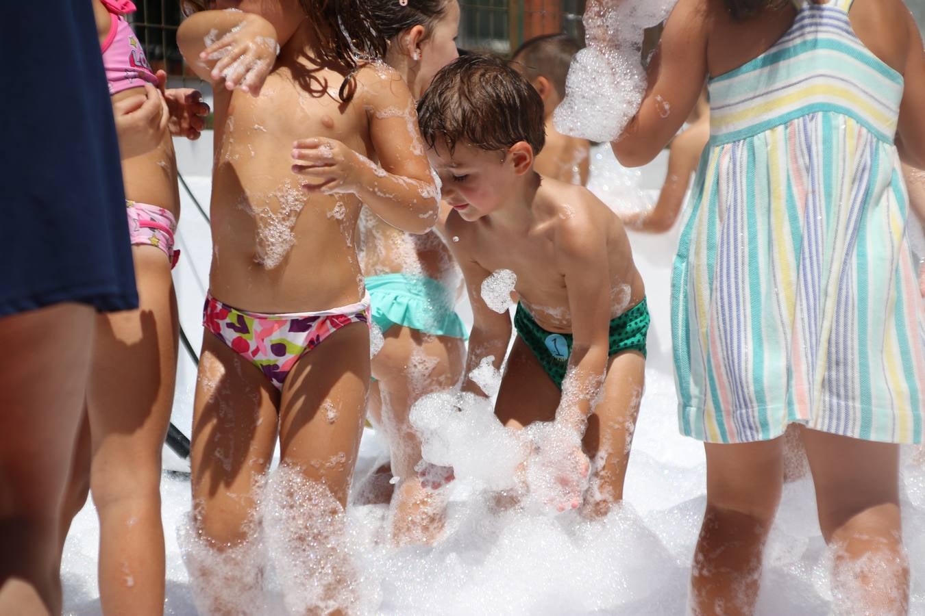 El popular barrio de 'San Roque' ha acogido, esta mañana, la primera jornada de su tradicional «velá». La cita ha comenzado con el despertar del barrio con repiques de campana y ha continuado con la tradicional ceremonia de la bendición de animales, los juegos infantiles, una gran tómbola y la fiesta de la espuma. 