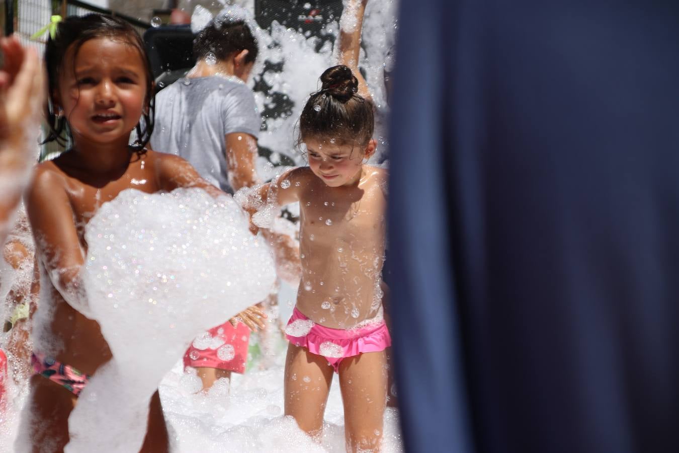 El popular barrio de 'San Roque' ha acogido, esta mañana, la primera jornada de su tradicional «velá». La cita ha comenzado con el despertar del barrio con repiques de campana y ha continuado con la tradicional ceremonia de la bendición de animales, los juegos infantiles, una gran tómbola y la fiesta de la espuma. 