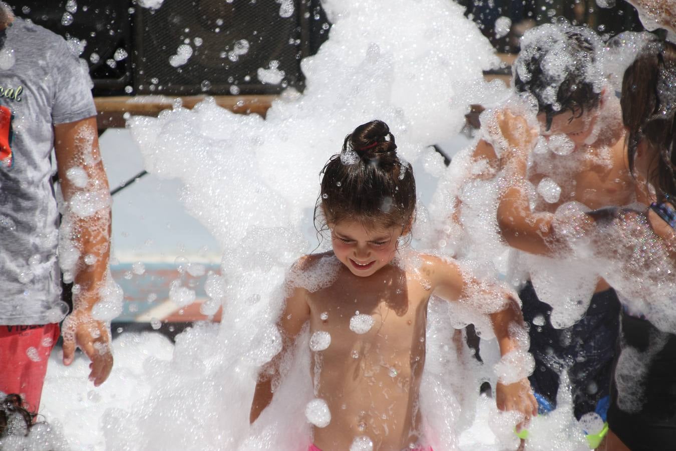 El popular barrio de 'San Roque' ha acogido, esta mañana, la primera jornada de su tradicional «velá». La cita ha comenzado con el despertar del barrio con repiques de campana y ha continuado con la tradicional ceremonia de la bendición de animales, los juegos infantiles, una gran tómbola y la fiesta de la espuma. 