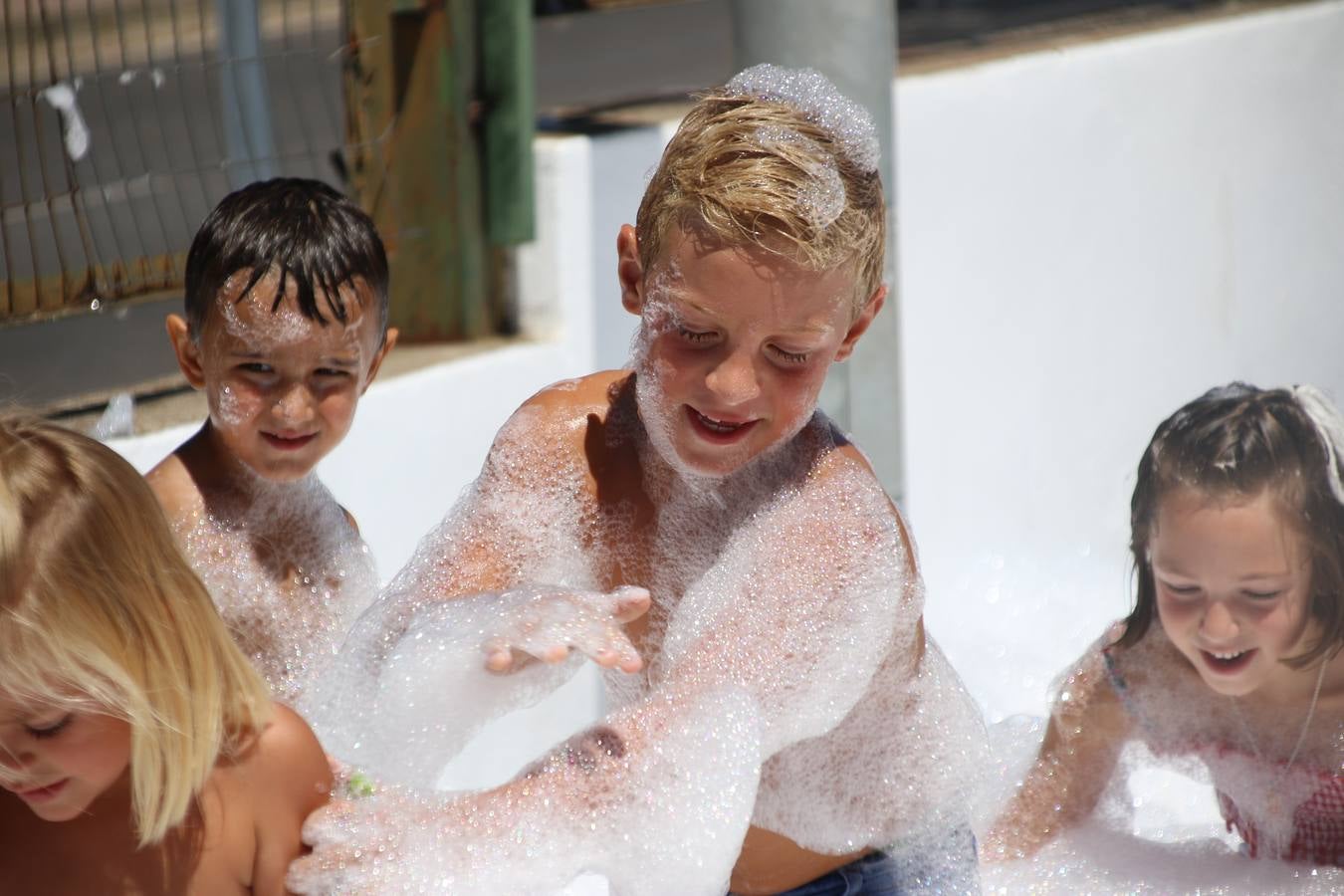 El popular barrio de 'San Roque' ha acogido, esta mañana, la primera jornada de su tradicional «velá». La cita ha comenzado con el despertar del barrio con repiques de campana y ha continuado con la tradicional ceremonia de la bendición de animales, los juegos infantiles, una gran tómbola y la fiesta de la espuma. 