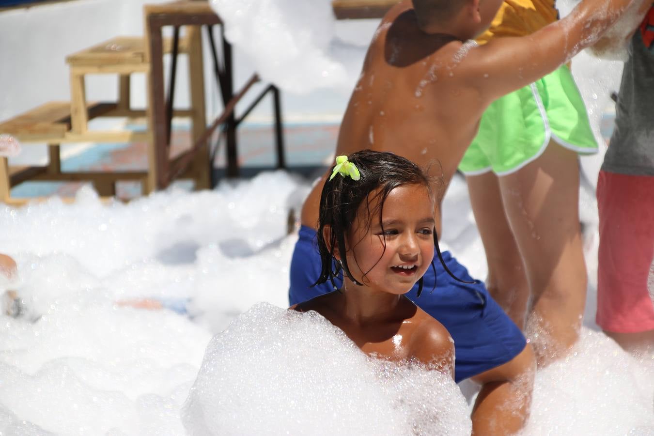 El popular barrio de 'San Roque' ha acogido, esta mañana, la primera jornada de su tradicional «velá». La cita ha comenzado con el despertar del barrio con repiques de campana y ha continuado con la tradicional ceremonia de la bendición de animales, los juegos infantiles, una gran tómbola y la fiesta de la espuma. 