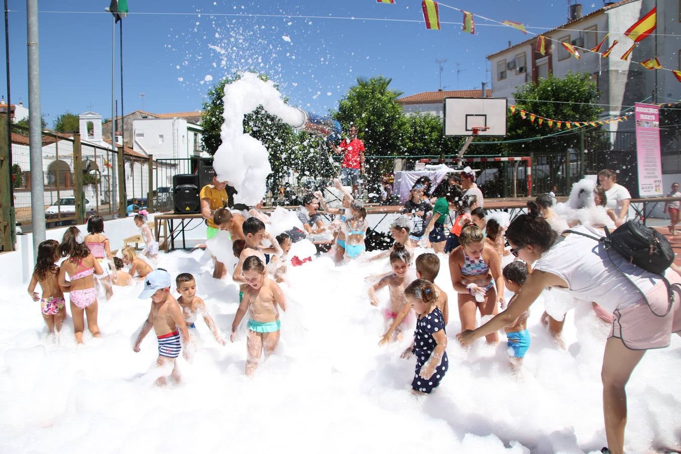 El popular barrio de 'San Roque' ha acogido, esta mañana, la primera jornada de su tradicional «velá». La cita ha comenzado con el despertar del barrio con repiques de campana y ha continuado con la tradicional ceremonia de la bendición de animales, los juegos infantiles, una gran tómbola y la fiesta de la espuma. 