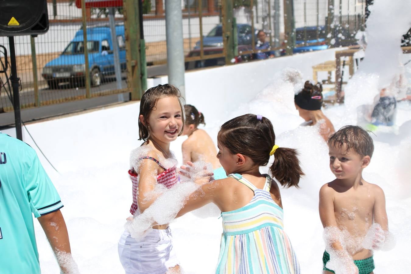 El popular barrio de 'San Roque' ha acogido, esta mañana, la primera jornada de su tradicional «velá». La cita ha comenzado con el despertar del barrio con repiques de campana y ha continuado con la tradicional ceremonia de la bendición de animales, los juegos infantiles, una gran tómbola y la fiesta de la espuma. 