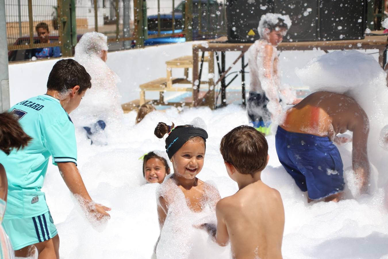 El popular barrio de 'San Roque' ha acogido, esta mañana, la primera jornada de su tradicional «velá». La cita ha comenzado con el despertar del barrio con repiques de campana y ha continuado con la tradicional ceremonia de la bendición de animales, los juegos infantiles, una gran tómbola y la fiesta de la espuma. 