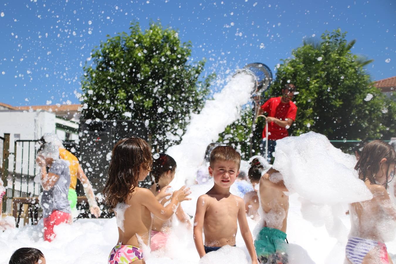 El popular barrio de 'San Roque' ha acogido, esta mañana, la primera jornada de su tradicional «velá». La cita ha comenzado con el despertar del barrio con repiques de campana y ha continuado con la tradicional ceremonia de la bendición de animales, los juegos infantiles, una gran tómbola y la fiesta de la espuma. 