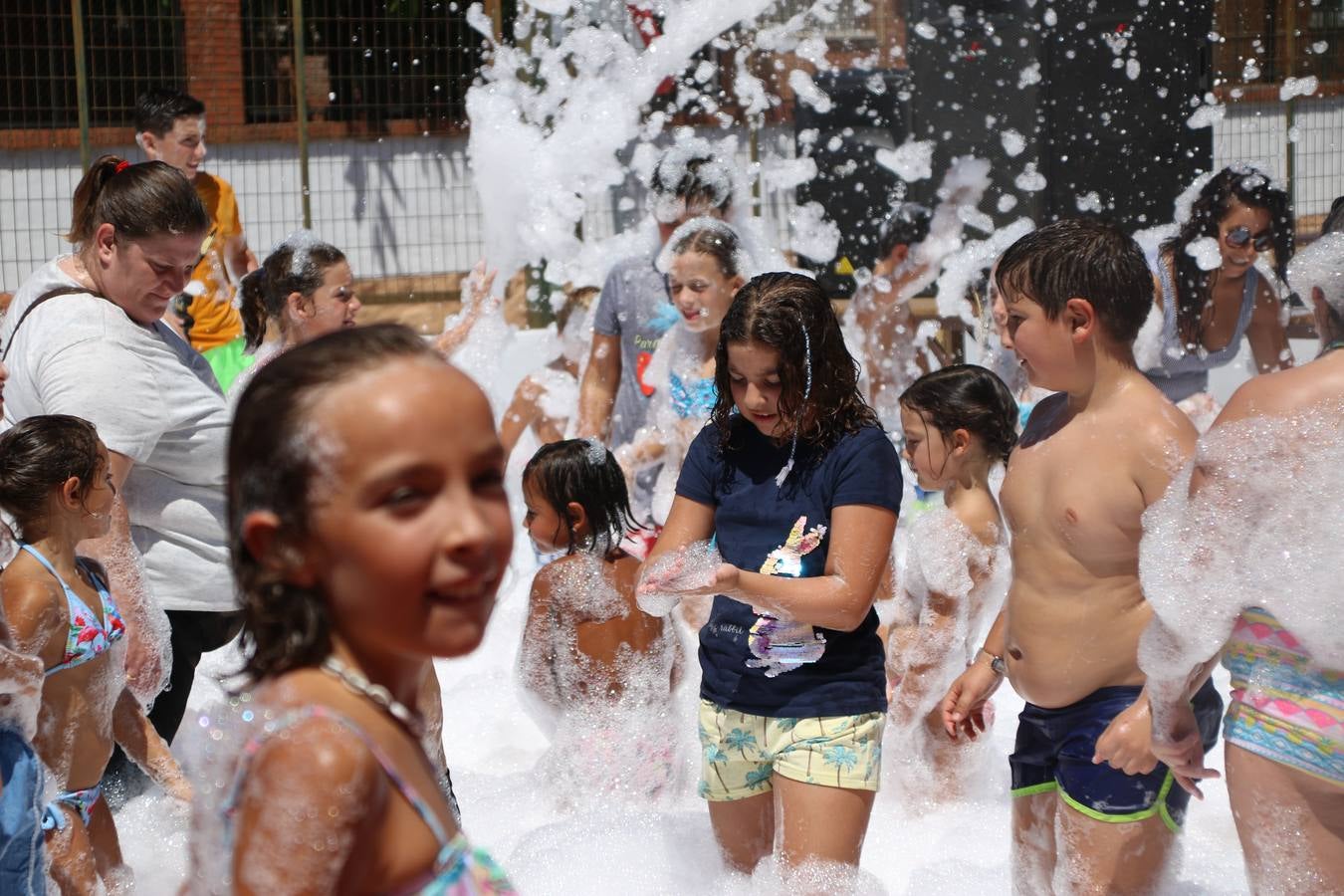 El popular barrio de 'San Roque' ha acogido, esta mañana, la primera jornada de su tradicional «velá». La cita ha comenzado con el despertar del barrio con repiques de campana y ha continuado con la tradicional ceremonia de la bendición de animales, los juegos infantiles, una gran tómbola y la fiesta de la espuma. 