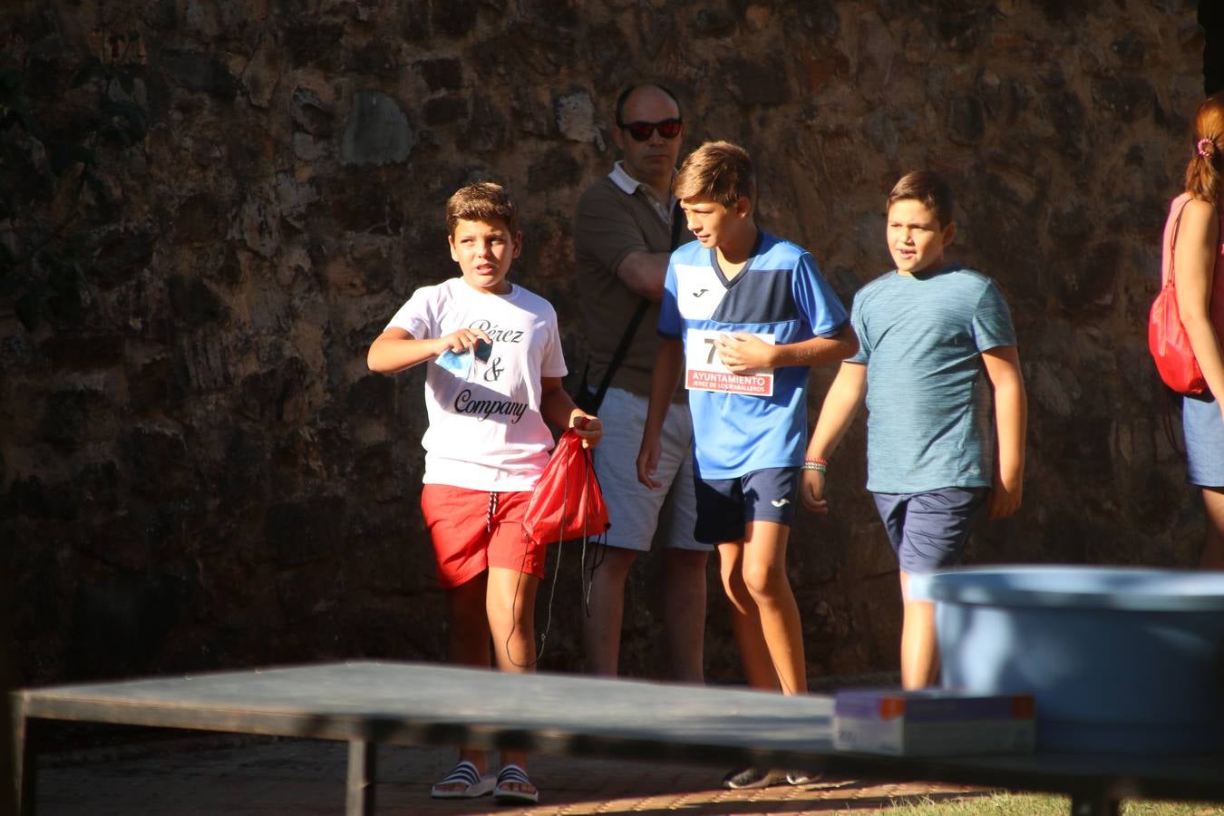 Jerez de los Caballeros ha acogido, esta mañana, la segunda edición del Acuatlón Popular 'Fiestas de San Bartolomé', organizado por la Pontificia y Real Archicofradía del Santísimo Sacramento con la colaboración del Ayuntamiento, el Plan de Dinamización Deportiva de la Mancomunidad Sierra Suroeste, Cruz Roja y diferentes casas comerciales del municipio. El acuatlón ha constado de dos pruebas (natación y atletismo); se ha desarrollado en las instalaciones de la piscina municipal y ciudad deportiva 'Manuel Calzado Galván', y ha contado con la participación de unos 48 inscritos, «la valoración que hacemos es muy positiva porque ha aumentado el número de inscritos y se ha conseguido una participación infantil que es una novedad este año. Los deportistas han acabado contentos y con ganas de repetir, por lo que es una satisfacción para nosotros», señala Álvaro Crespo, miembro de la junta de gobierno de la citada Archicofradía.