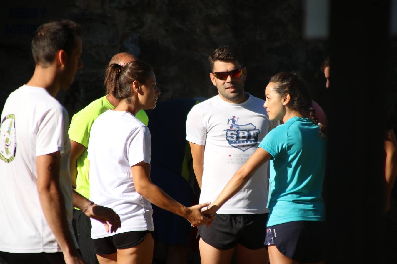 Jerez de los Caballeros ha acogido, esta mañana, la segunda edición del Acuatlón Popular 'Fiestas de San Bartolomé', organizado por la Pontificia y Real Archicofradía del Santísimo Sacramento con la colaboración del Ayuntamiento, el Plan de Dinamización Deportiva de la Mancomunidad Sierra Suroeste, Cruz Roja y diferentes casas comerciales del municipio. El acuatlón ha constado de dos pruebas (natación y atletismo); se ha desarrollado en las instalaciones de la piscina municipal y ciudad deportiva 'Manuel Calzado Galván', y ha contado con la participación de unos 48 inscritos, «la valoración que hacemos es muy positiva porque ha aumentado el número de inscritos y se ha conseguido una participación infantil que es una novedad este año. Los deportistas han acabado contentos y con ganas de repetir, por lo que es una satisfacción para nosotros», señala Álvaro Crespo, miembro de la junta de gobierno de la citada Archicofradía.