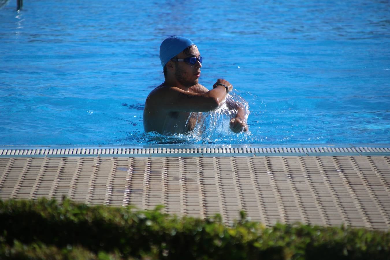 Jerez de los Caballeros ha acogido, esta mañana, la segunda edición del Acuatlón Popular 'Fiestas de San Bartolomé', organizado por la Pontificia y Real Archicofradía del Santísimo Sacramento con la colaboración del Ayuntamiento, el Plan de Dinamización Deportiva de la Mancomunidad Sierra Suroeste, Cruz Roja y diferentes casas comerciales del municipio. El acuatlón ha constado de dos pruebas (natación y atletismo); se ha desarrollado en las instalaciones de la piscina municipal y ciudad deportiva 'Manuel Calzado Galván', y ha contado con la participación de unos 48 inscritos, «la valoración que hacemos es muy positiva porque ha aumentado el número de inscritos y se ha conseguido una participación infantil que es una novedad este año. Los deportistas han acabado contentos y con ganas de repetir, por lo que es una satisfacción para nosotros», señala Álvaro Crespo, miembro de la junta de gobierno de la citada Archicofradía.