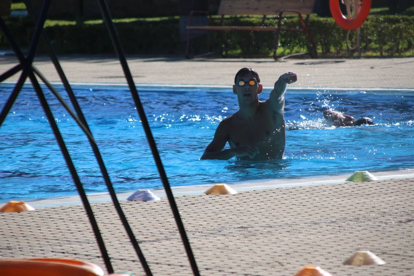 Jerez de los Caballeros ha acogido, esta mañana, la segunda edición del Acuatlón Popular 'Fiestas de San Bartolomé', organizado por la Pontificia y Real Archicofradía del Santísimo Sacramento con la colaboración del Ayuntamiento, el Plan de Dinamización Deportiva de la Mancomunidad Sierra Suroeste, Cruz Roja y diferentes casas comerciales del municipio. El acuatlón ha constado de dos pruebas (natación y atletismo); se ha desarrollado en las instalaciones de la piscina municipal y ciudad deportiva 'Manuel Calzado Galván', y ha contado con la participación de unos 48 inscritos, «la valoración que hacemos es muy positiva porque ha aumentado el número de inscritos y se ha conseguido una participación infantil que es una novedad este año. Los deportistas han acabado contentos y con ganas de repetir, por lo que es una satisfacción para nosotros», señala Álvaro Crespo, miembro de la junta de gobierno de la citada Archicofradía.