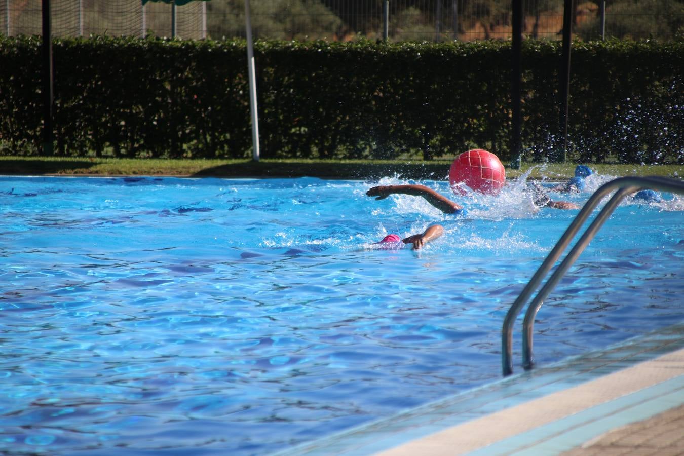 Jerez de los Caballeros ha acogido, esta mañana, la segunda edición del Acuatlón Popular 'Fiestas de San Bartolomé', organizado por la Pontificia y Real Archicofradía del Santísimo Sacramento con la colaboración del Ayuntamiento, el Plan de Dinamización Deportiva de la Mancomunidad Sierra Suroeste, Cruz Roja y diferentes casas comerciales del municipio. El acuatlón ha constado de dos pruebas (natación y atletismo); se ha desarrollado en las instalaciones de la piscina municipal y ciudad deportiva 'Manuel Calzado Galván', y ha contado con la participación de unos 48 inscritos, «la valoración que hacemos es muy positiva porque ha aumentado el número de inscritos y se ha conseguido una participación infantil que es una novedad este año. Los deportistas han acabado contentos y con ganas de repetir, por lo que es una satisfacción para nosotros», señala Álvaro Crespo, miembro de la junta de gobierno de la citada Archicofradía.