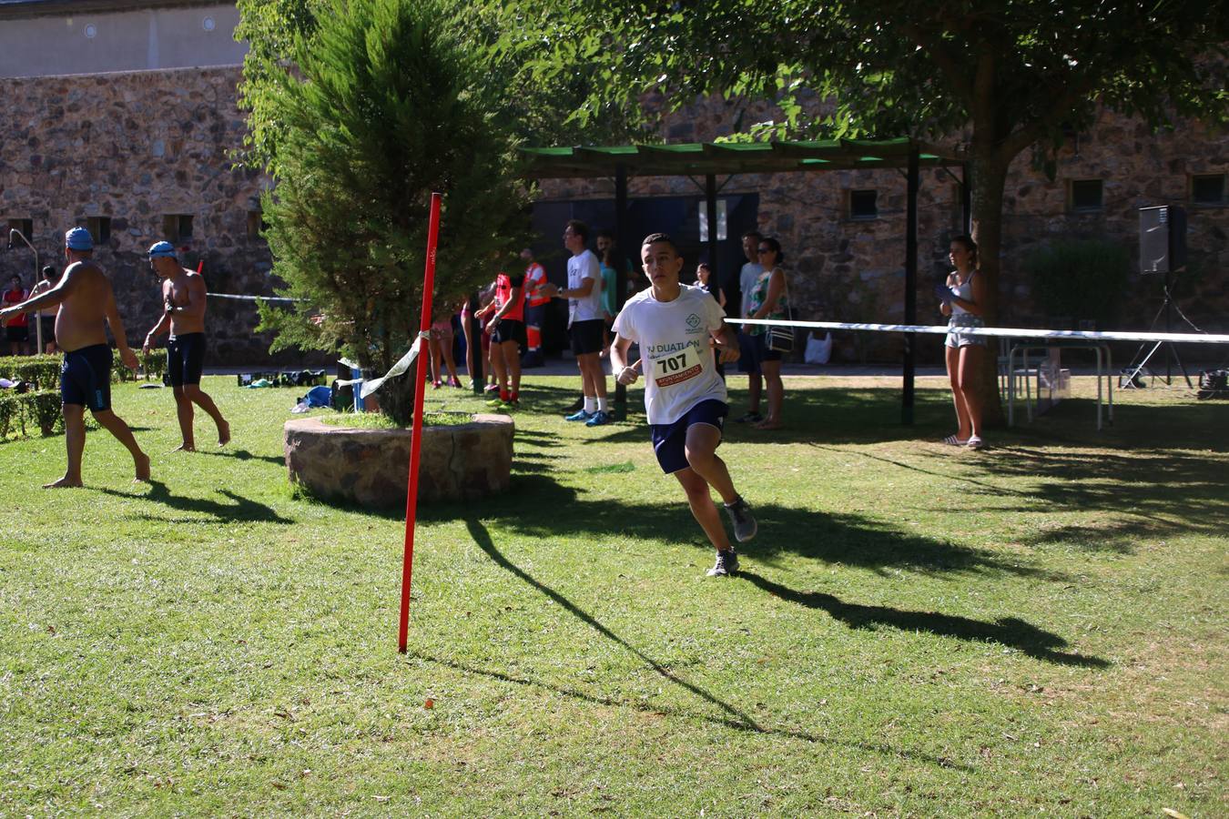 Jerez de los Caballeros ha acogido, esta mañana, la segunda edición del Acuatlón Popular 'Fiestas de San Bartolomé', organizado por la Pontificia y Real Archicofradía del Santísimo Sacramento con la colaboración del Ayuntamiento, el Plan de Dinamización Deportiva de la Mancomunidad Sierra Suroeste, Cruz Roja y diferentes casas comerciales del municipio. El acuatlón ha constado de dos pruebas (natación y atletismo); se ha desarrollado en las instalaciones de la piscina municipal y ciudad deportiva 'Manuel Calzado Galván', y ha contado con la participación de unos 48 inscritos, «la valoración que hacemos es muy positiva porque ha aumentado el número de inscritos y se ha conseguido una participación infantil que es una novedad este año. Los deportistas han acabado contentos y con ganas de repetir, por lo que es una satisfacción para nosotros», señala Álvaro Crespo, miembro de la junta de gobierno de la citada Archicofradía.
