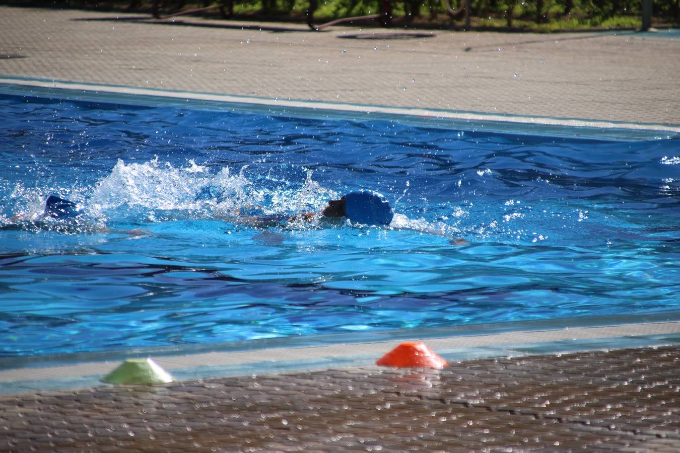 Jerez de los Caballeros ha acogido, esta mañana, la segunda edición del Acuatlón Popular 'Fiestas de San Bartolomé', organizado por la Pontificia y Real Archicofradía del Santísimo Sacramento con la colaboración del Ayuntamiento, el Plan de Dinamización Deportiva de la Mancomunidad Sierra Suroeste, Cruz Roja y diferentes casas comerciales del municipio. El acuatlón ha constado de dos pruebas (natación y atletismo); se ha desarrollado en las instalaciones de la piscina municipal y ciudad deportiva 'Manuel Calzado Galván', y ha contado con la participación de unos 48 inscritos, «la valoración que hacemos es muy positiva porque ha aumentado el número de inscritos y se ha conseguido una participación infantil que es una novedad este año. Los deportistas han acabado contentos y con ganas de repetir, por lo que es una satisfacción para nosotros», señala Álvaro Crespo, miembro de la junta de gobierno de la citada Archicofradía.