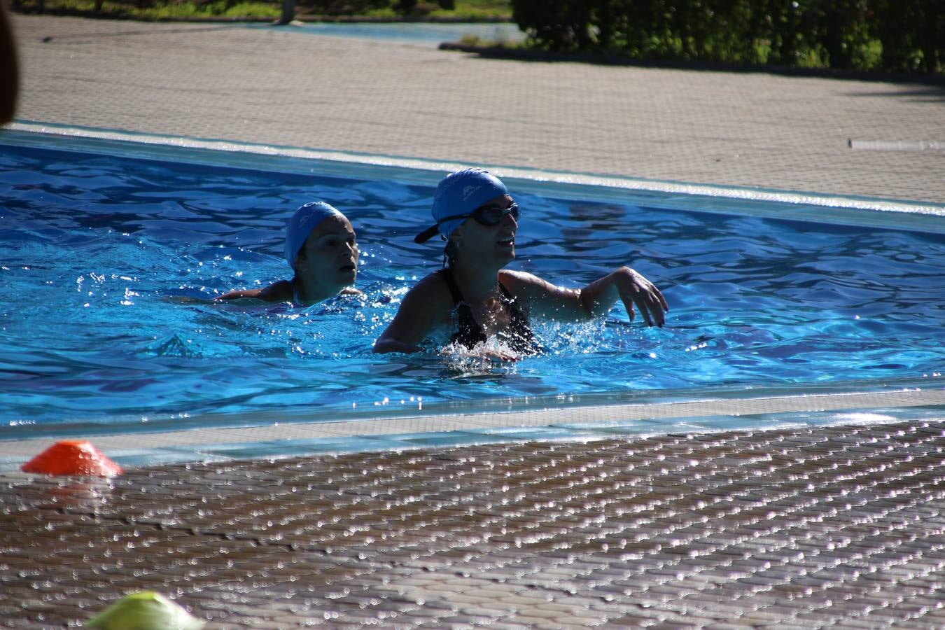 Jerez de los Caballeros ha acogido, esta mañana, la segunda edición del Acuatlón Popular 'Fiestas de San Bartolomé', organizado por la Pontificia y Real Archicofradía del Santísimo Sacramento con la colaboración del Ayuntamiento, el Plan de Dinamización Deportiva de la Mancomunidad Sierra Suroeste, Cruz Roja y diferentes casas comerciales del municipio. El acuatlón ha constado de dos pruebas (natación y atletismo); se ha desarrollado en las instalaciones de la piscina municipal y ciudad deportiva 'Manuel Calzado Galván', y ha contado con la participación de unos 48 inscritos, «la valoración que hacemos es muy positiva porque ha aumentado el número de inscritos y se ha conseguido una participación infantil que es una novedad este año. Los deportistas han acabado contentos y con ganas de repetir, por lo que es una satisfacción para nosotros», señala Álvaro Crespo, miembro de la junta de gobierno de la citada Archicofradía.