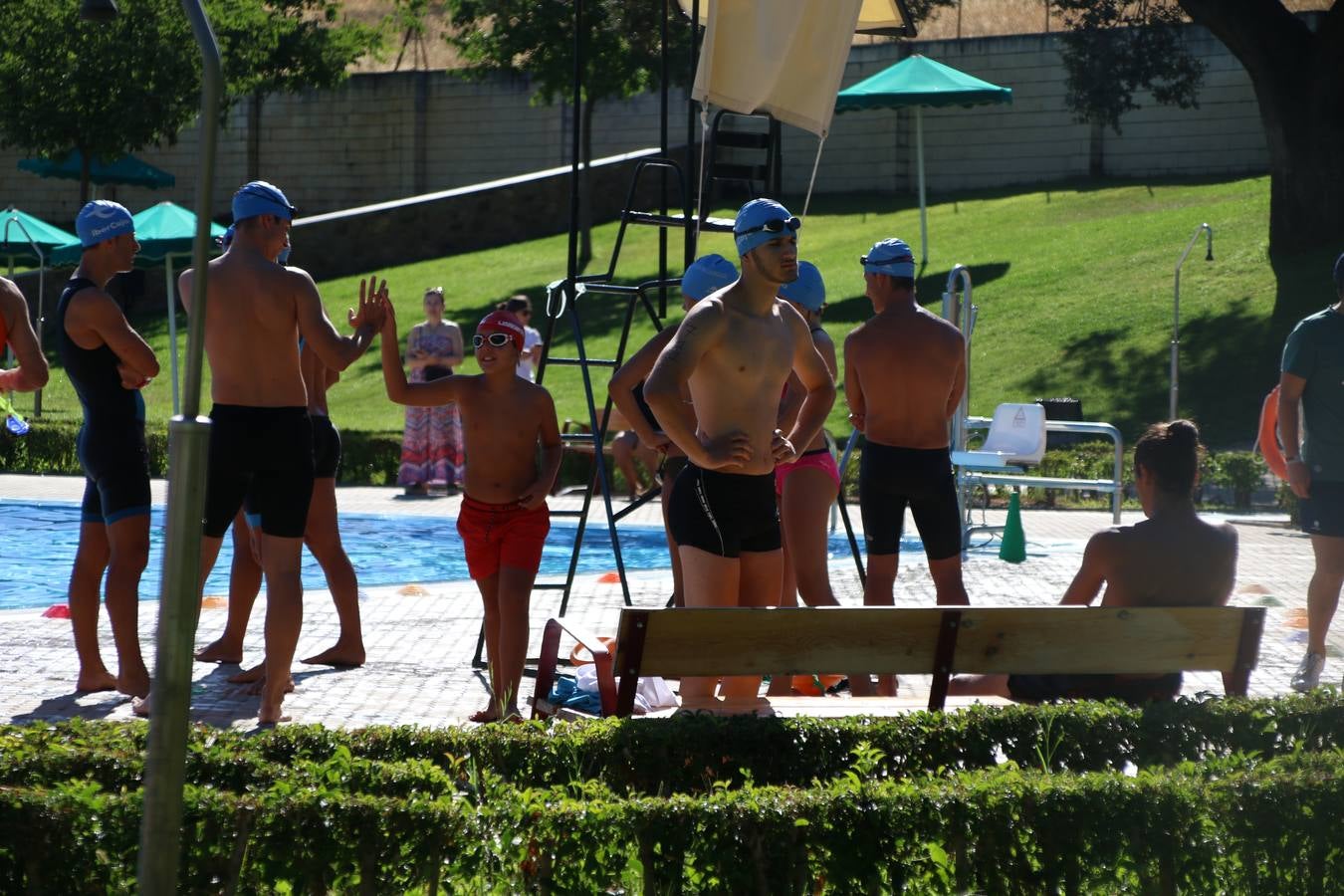Jerez de los Caballeros ha acogido, esta mañana, la segunda edición del Acuatlón Popular 'Fiestas de San Bartolomé', organizado por la Pontificia y Real Archicofradía del Santísimo Sacramento con la colaboración del Ayuntamiento, el Plan de Dinamización Deportiva de la Mancomunidad Sierra Suroeste, Cruz Roja y diferentes casas comerciales del municipio. El acuatlón ha constado de dos pruebas (natación y atletismo); se ha desarrollado en las instalaciones de la piscina municipal y ciudad deportiva 'Manuel Calzado Galván', y ha contado con la participación de unos 48 inscritos, «la valoración que hacemos es muy positiva porque ha aumentado el número de inscritos y se ha conseguido una participación infantil que es una novedad este año. Los deportistas han acabado contentos y con ganas de repetir, por lo que es una satisfacción para nosotros», señala Álvaro Crespo, miembro de la junta de gobierno de la citada Archicofradía.