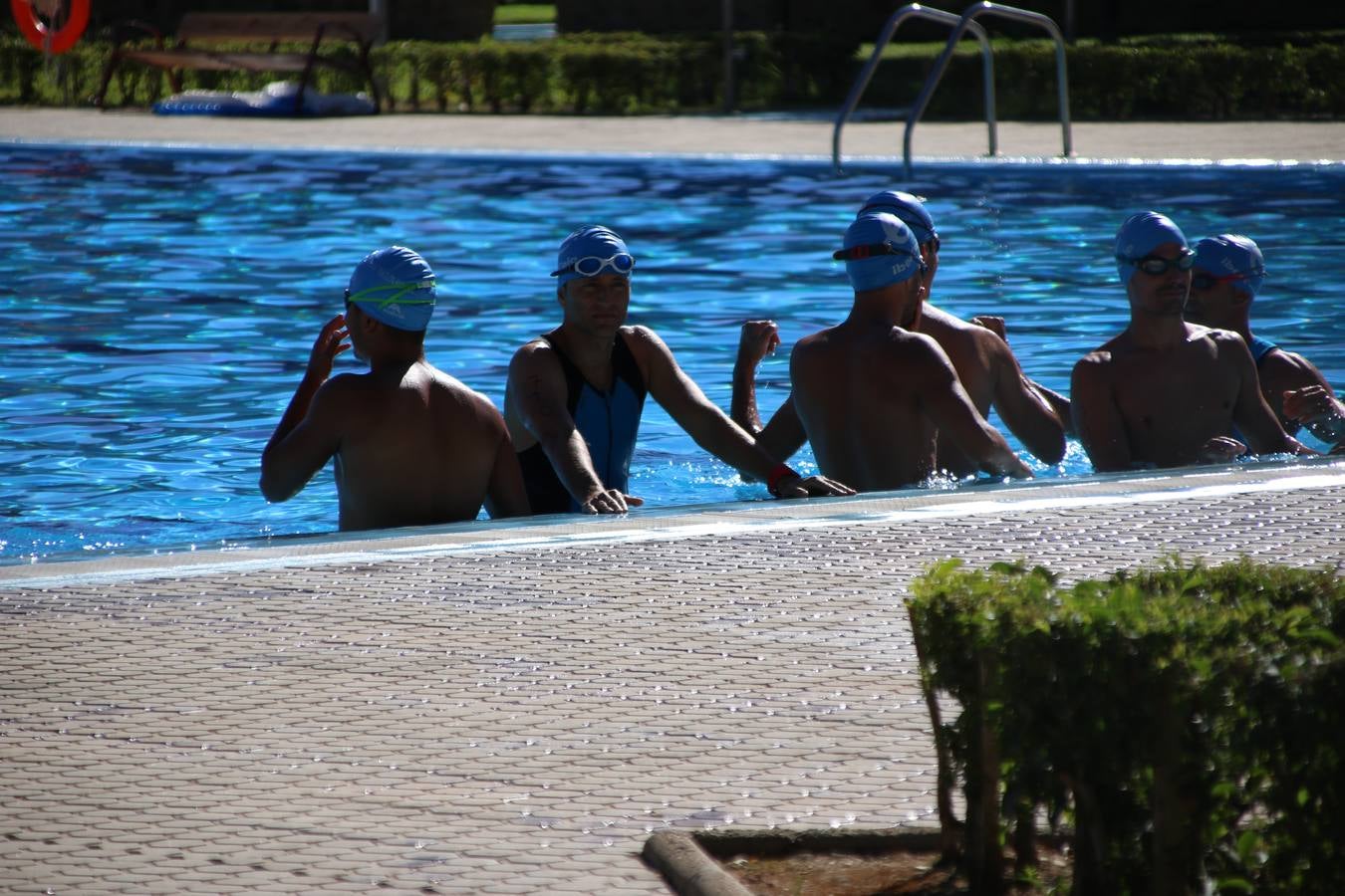 Jerez de los Caballeros ha acogido, esta mañana, la segunda edición del Acuatlón Popular 'Fiestas de San Bartolomé', organizado por la Pontificia y Real Archicofradía del Santísimo Sacramento con la colaboración del Ayuntamiento, el Plan de Dinamización Deportiva de la Mancomunidad Sierra Suroeste, Cruz Roja y diferentes casas comerciales del municipio. El acuatlón ha constado de dos pruebas (natación y atletismo); se ha desarrollado en las instalaciones de la piscina municipal y ciudad deportiva 'Manuel Calzado Galván', y ha contado con la participación de unos 48 inscritos, «la valoración que hacemos es muy positiva porque ha aumentado el número de inscritos y se ha conseguido una participación infantil que es una novedad este año. Los deportistas han acabado contentos y con ganas de repetir, por lo que es una satisfacción para nosotros», señala Álvaro Crespo, miembro de la junta de gobierno de la citada Archicofradía.