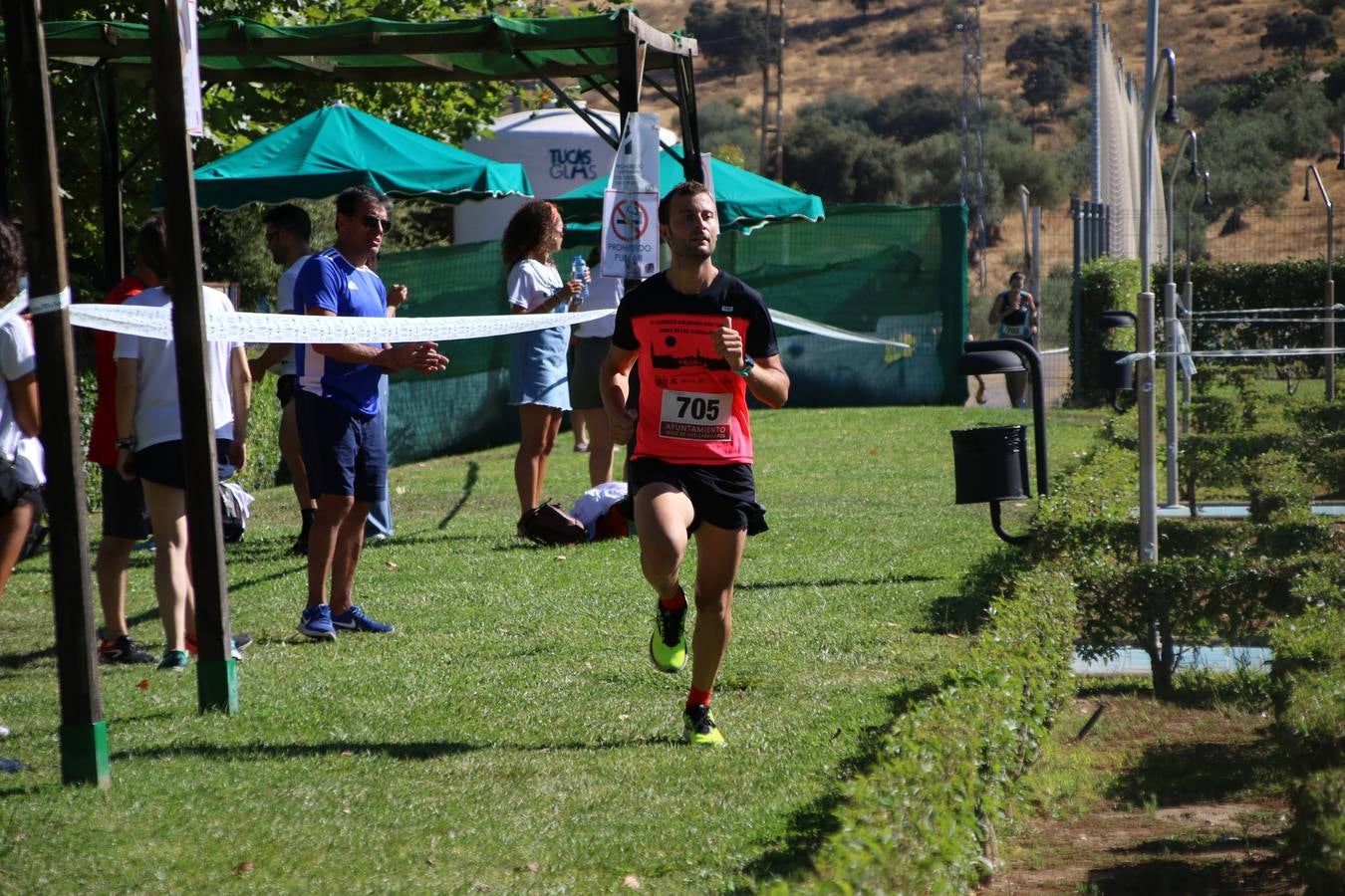 Jerez de los Caballeros ha acogido, esta mañana, la segunda edición del Acuatlón Popular 'Fiestas de San Bartolomé', organizado por la Pontificia y Real Archicofradía del Santísimo Sacramento con la colaboración del Ayuntamiento, el Plan de Dinamización Deportiva de la Mancomunidad Sierra Suroeste, Cruz Roja y diferentes casas comerciales del municipio. El acuatlón ha constado de dos pruebas (natación y atletismo); se ha desarrollado en las instalaciones de la piscina municipal y ciudad deportiva 'Manuel Calzado Galván', y ha contado con la participación de unos 48 inscritos, «la valoración que hacemos es muy positiva porque ha aumentado el número de inscritos y se ha conseguido una participación infantil que es una novedad este año. Los deportistas han acabado contentos y con ganas de repetir, por lo que es una satisfacción para nosotros», señala Álvaro Crespo, miembro de la junta de gobierno de la citada Archicofradía.