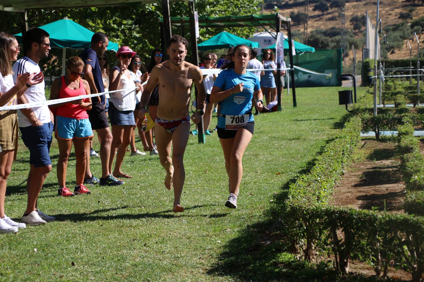 Jerez de los Caballeros ha acogido, esta mañana, la segunda edición del Acuatlón Popular 'Fiestas de San Bartolomé', organizado por la Pontificia y Real Archicofradía del Santísimo Sacramento con la colaboración del Ayuntamiento, el Plan de Dinamización Deportiva de la Mancomunidad Sierra Suroeste, Cruz Roja y diferentes casas comerciales del municipio. El acuatlón ha constado de dos pruebas (natación y atletismo); se ha desarrollado en las instalaciones de la piscina municipal y ciudad deportiva 'Manuel Calzado Galván', y ha contado con la participación de unos 48 inscritos, «la valoración que hacemos es muy positiva porque ha aumentado el número de inscritos y se ha conseguido una participación infantil que es una novedad este año. Los deportistas han acabado contentos y con ganas de repetir, por lo que es una satisfacción para nosotros», señala Álvaro Crespo, miembro de la junta de gobierno de la citada Archicofradía.