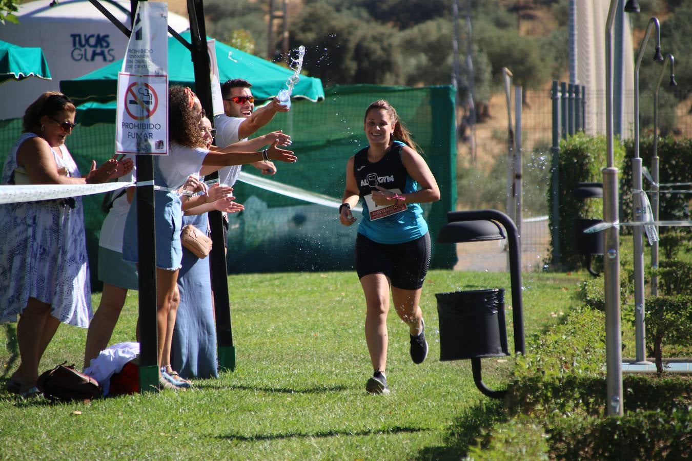 Jerez de los Caballeros ha acogido, esta mañana, la segunda edición del Acuatlón Popular 'Fiestas de San Bartolomé', organizado por la Pontificia y Real Archicofradía del Santísimo Sacramento con la colaboración del Ayuntamiento, el Plan de Dinamización Deportiva de la Mancomunidad Sierra Suroeste, Cruz Roja y diferentes casas comerciales del municipio. El acuatlón ha constado de dos pruebas (natación y atletismo); se ha desarrollado en las instalaciones de la piscina municipal y ciudad deportiva 'Manuel Calzado Galván', y ha contado con la participación de unos 48 inscritos, «la valoración que hacemos es muy positiva porque ha aumentado el número de inscritos y se ha conseguido una participación infantil que es una novedad este año. Los deportistas han acabado contentos y con ganas de repetir, por lo que es una satisfacción para nosotros», señala Álvaro Crespo, miembro de la junta de gobierno de la citada Archicofradía.