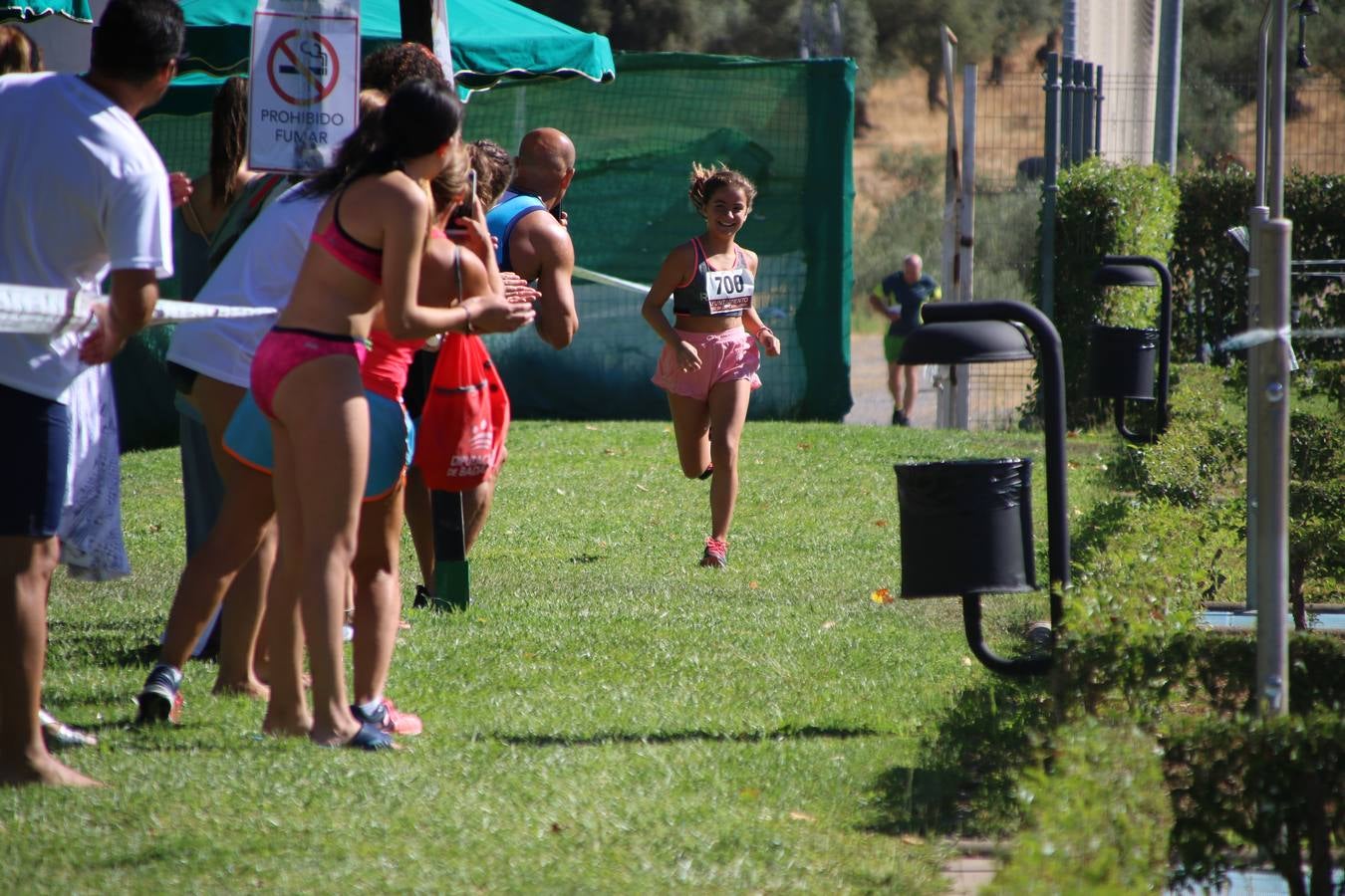 Jerez de los Caballeros ha acogido, esta mañana, la segunda edición del Acuatlón Popular 'Fiestas de San Bartolomé', organizado por la Pontificia y Real Archicofradía del Santísimo Sacramento con la colaboración del Ayuntamiento, el Plan de Dinamización Deportiva de la Mancomunidad Sierra Suroeste, Cruz Roja y diferentes casas comerciales del municipio. El acuatlón ha constado de dos pruebas (natación y atletismo); se ha desarrollado en las instalaciones de la piscina municipal y ciudad deportiva 'Manuel Calzado Galván', y ha contado con la participación de unos 48 inscritos, «la valoración que hacemos es muy positiva porque ha aumentado el número de inscritos y se ha conseguido una participación infantil que es una novedad este año. Los deportistas han acabado contentos y con ganas de repetir, por lo que es una satisfacción para nosotros», señala Álvaro Crespo, miembro de la junta de gobierno de la citada Archicofradía.