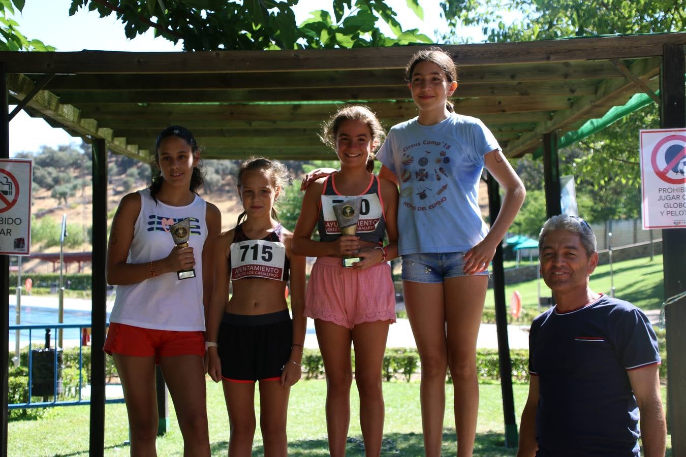 Jerez de los Caballeros ha acogido, esta mañana, la segunda edición del Acuatlón Popular 'Fiestas de San Bartolomé', organizado por la Pontificia y Real Archicofradía del Santísimo Sacramento con la colaboración del Ayuntamiento, el Plan de Dinamización Deportiva de la Mancomunidad Sierra Suroeste, Cruz Roja y diferentes casas comerciales del municipio. El acuatlón ha constado de dos pruebas (natación y atletismo); se ha desarrollado en las instalaciones de la piscina municipal y ciudad deportiva 'Manuel Calzado Galván', y ha contado con la participación de unos 48 inscritos, «la valoración que hacemos es muy positiva porque ha aumentado el número de inscritos y se ha conseguido una participación infantil que es una novedad este año. Los deportistas han acabado contentos y con ganas de repetir, por lo que es una satisfacción para nosotros», señala Álvaro Crespo, miembro de la junta de gobierno de la citada Archicofradía.