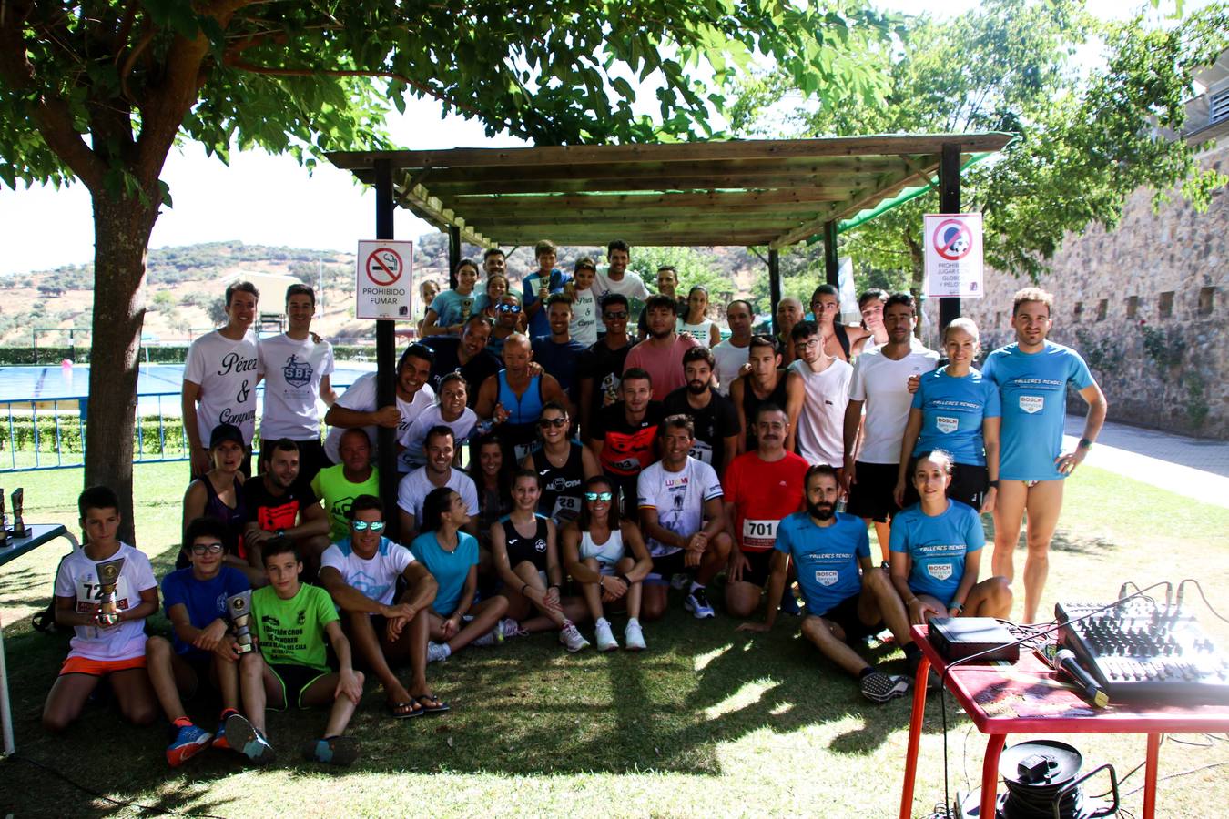 Jerez de los Caballeros ha acogido, esta mañana, la segunda edición del Acuatlón Popular 'Fiestas de San Bartolomé', organizado por la Pontificia y Real Archicofradía del Santísimo Sacramento con la colaboración del Ayuntamiento, el Plan de Dinamización Deportiva de la Mancomunidad Sierra Suroeste, Cruz Roja y diferentes casas comerciales del municipio. El acuatlón ha constado de dos pruebas (natación y atletismo); se ha desarrollado en las instalaciones de la piscina municipal y ciudad deportiva 'Manuel Calzado Galván', y ha contado con la participación de unos 48 inscritos, «la valoración que hacemos es muy positiva porque ha aumentado el número de inscritos y se ha conseguido una participación infantil que es una novedad este año. Los deportistas han acabado contentos y con ganas de repetir, por lo que es una satisfacción para nosotros», señala Álvaro Crespo, miembro de la junta de gobierno de la citada Archicofradía.