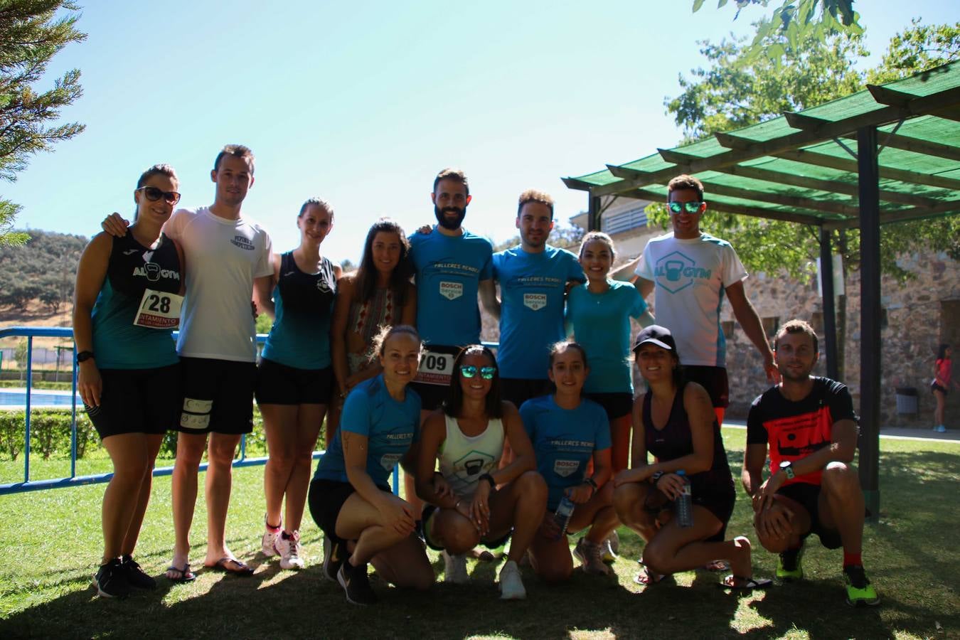 Jerez de los Caballeros ha acogido, esta mañana, la segunda edición del Acuatlón Popular 'Fiestas de San Bartolomé', organizado por la Pontificia y Real Archicofradía del Santísimo Sacramento con la colaboración del Ayuntamiento, el Plan de Dinamización Deportiva de la Mancomunidad Sierra Suroeste, Cruz Roja y diferentes casas comerciales del municipio. El acuatlón ha constado de dos pruebas (natación y atletismo); se ha desarrollado en las instalaciones de la piscina municipal y ciudad deportiva 'Manuel Calzado Galván', y ha contado con la participación de unos 48 inscritos, «la valoración que hacemos es muy positiva porque ha aumentado el número de inscritos y se ha conseguido una participación infantil que es una novedad este año. Los deportistas han acabado contentos y con ganas de repetir, por lo que es una satisfacción para nosotros», señala Álvaro Crespo, miembro de la junta de gobierno de la citada Archicofradía.