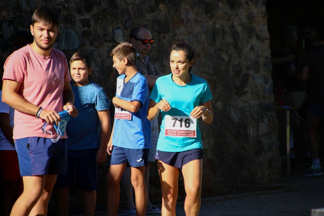 Jerez de los Caballeros ha acogido, esta mañana, la segunda edición del Acuatlón Popular 'Fiestas de San Bartolomé', organizado por la Pontificia y Real Archicofradía del Santísimo Sacramento con la colaboración del Ayuntamiento, el Plan de Dinamización Deportiva de la Mancomunidad Sierra Suroeste, Cruz Roja y diferentes casas comerciales del municipio. El acuatlón ha constado de dos pruebas (natación y atletismo); se ha desarrollado en las instalaciones de la piscina municipal y ciudad deportiva 'Manuel Calzado Galván', y ha contado con la participación de unos 48 inscritos, «la valoración que hacemos es muy positiva porque ha aumentado el número de inscritos y se ha conseguido una participación infantil que es una novedad este año. Los deportistas han acabado contentos y con ganas de repetir, por lo que es una satisfacción para nosotros», señala Álvaro Crespo, miembro de la junta de gobierno de la citada Archicofradía.