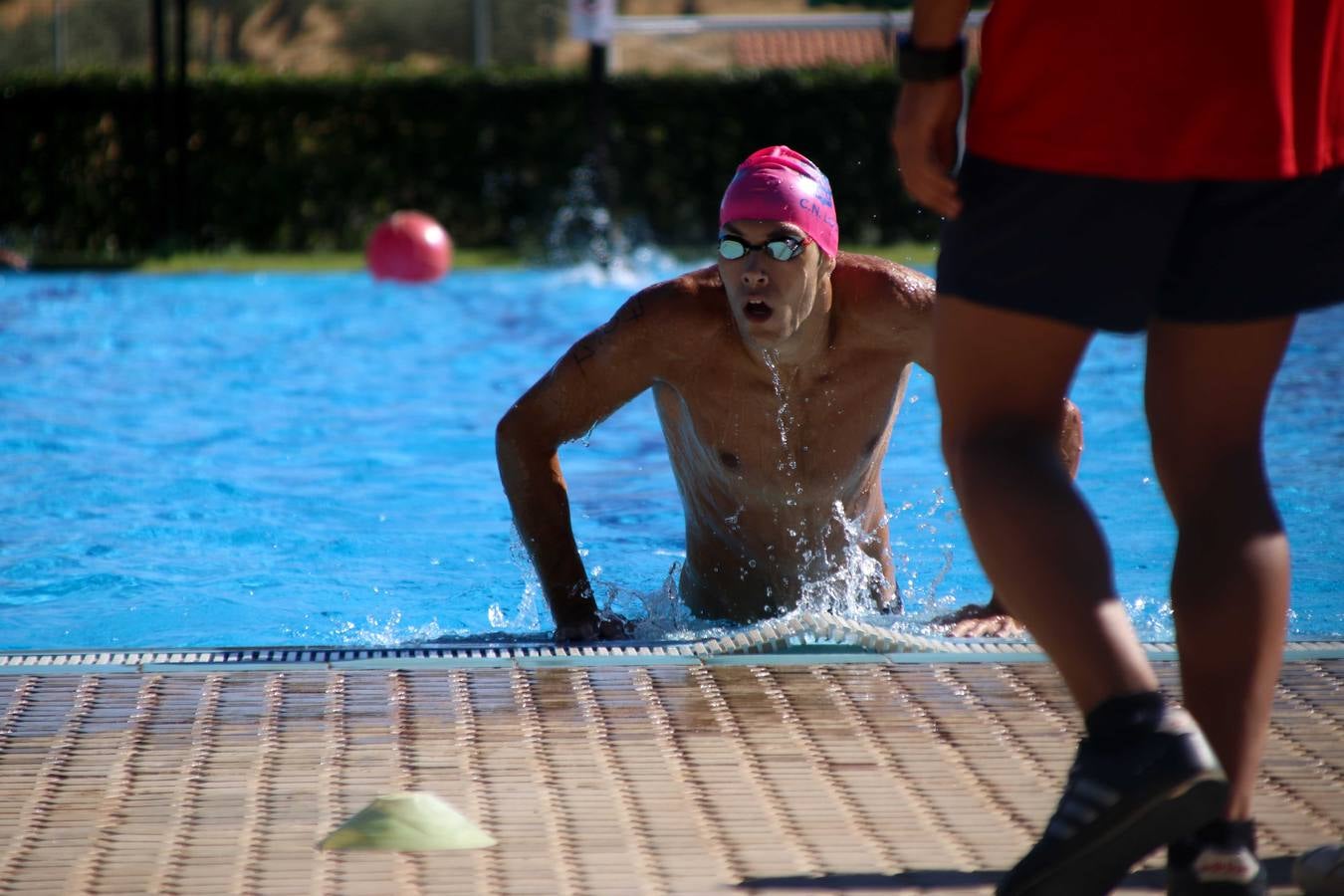 Jerez de los Caballeros ha acogido, esta mañana, la segunda edición del Acuatlón Popular 'Fiestas de San Bartolomé', organizado por la Pontificia y Real Archicofradía del Santísimo Sacramento con la colaboración del Ayuntamiento, el Plan de Dinamización Deportiva de la Mancomunidad Sierra Suroeste, Cruz Roja y diferentes casas comerciales del municipio. El acuatlón ha constado de dos pruebas (natación y atletismo); se ha desarrollado en las instalaciones de la piscina municipal y ciudad deportiva 'Manuel Calzado Galván', y ha contado con la participación de unos 48 inscritos, «la valoración que hacemos es muy positiva porque ha aumentado el número de inscritos y se ha conseguido una participación infantil que es una novedad este año. Los deportistas han acabado contentos y con ganas de repetir, por lo que es una satisfacción para nosotros», señala Álvaro Crespo, miembro de la junta de gobierno de la citada Archicofradía.