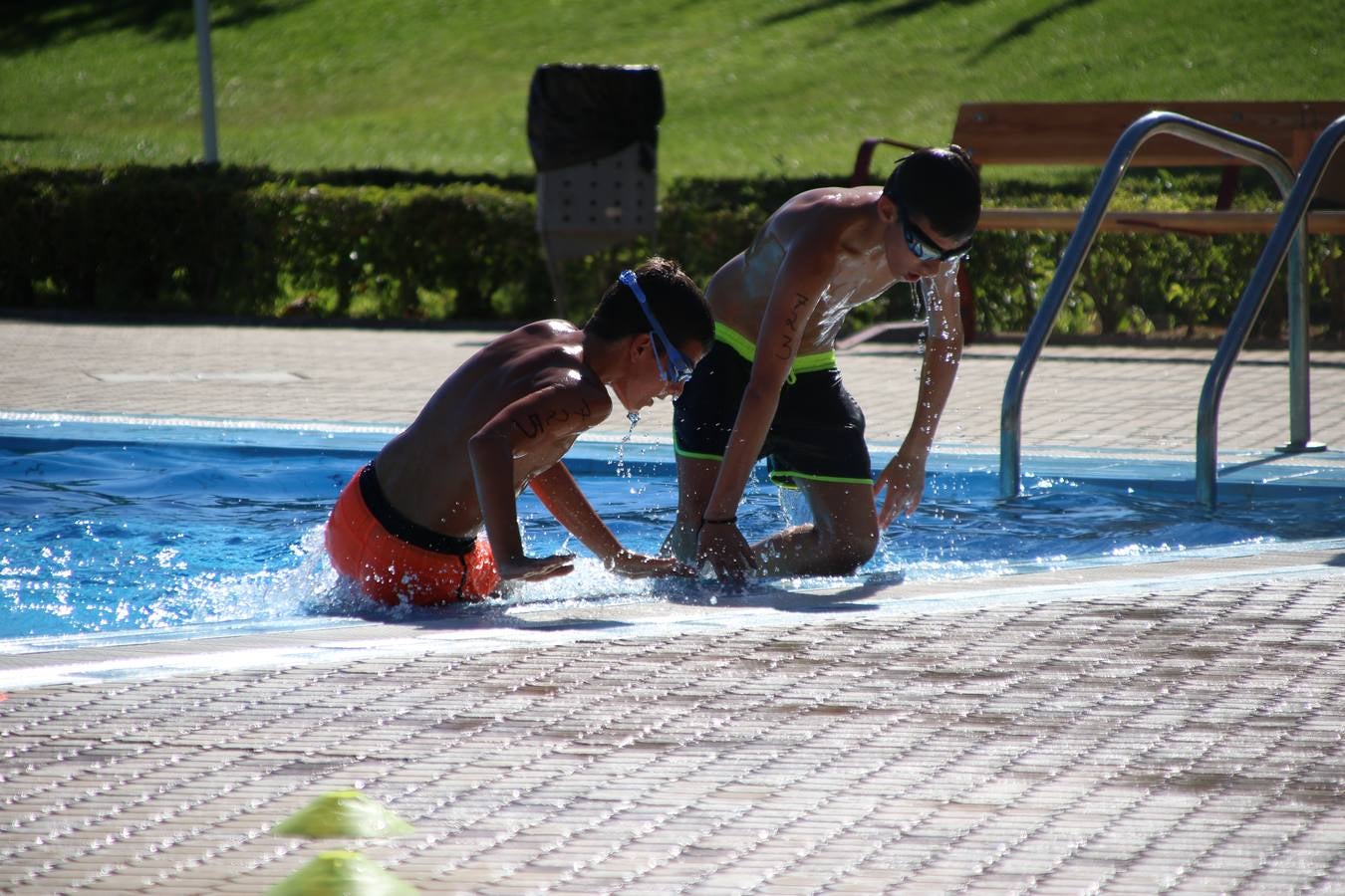 Jerez de los Caballeros ha acogido, esta mañana, la segunda edición del Acuatlón Popular 'Fiestas de San Bartolomé', organizado por la Pontificia y Real Archicofradía del Santísimo Sacramento con la colaboración del Ayuntamiento, el Plan de Dinamización Deportiva de la Mancomunidad Sierra Suroeste, Cruz Roja y diferentes casas comerciales del municipio. El acuatlón ha constado de dos pruebas (natación y atletismo); se ha desarrollado en las instalaciones de la piscina municipal y ciudad deportiva 'Manuel Calzado Galván', y ha contado con la participación de unos 48 inscritos, «la valoración que hacemos es muy positiva porque ha aumentado el número de inscritos y se ha conseguido una participación infantil que es una novedad este año. Los deportistas han acabado contentos y con ganas de repetir, por lo que es una satisfacción para nosotros», señala Álvaro Crespo, miembro de la junta de gobierno de la citada Archicofradía.