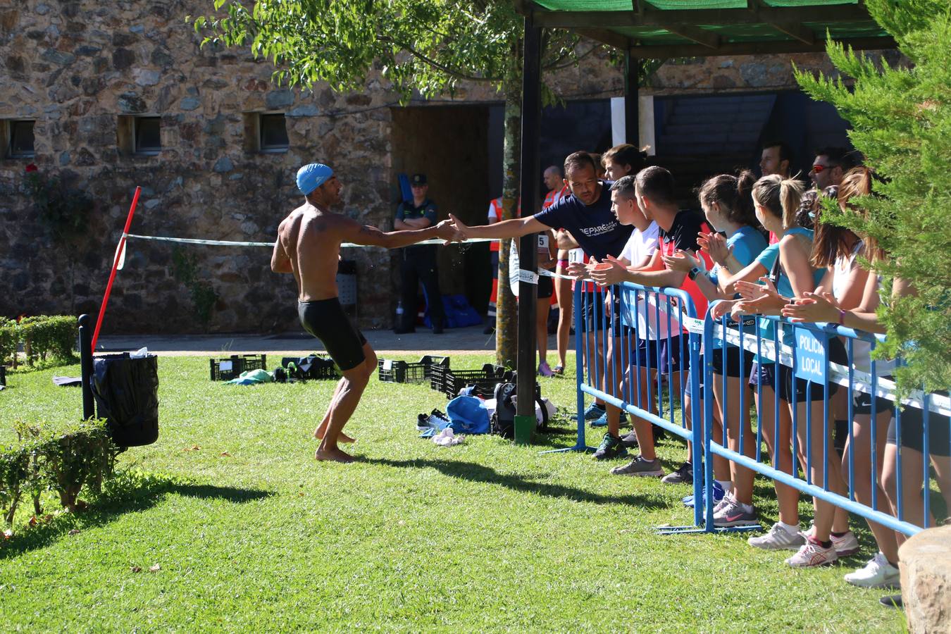 Jerez de los Caballeros ha acogido, esta mañana, la segunda edición del Acuatlón Popular 'Fiestas de San Bartolomé', organizado por la Pontificia y Real Archicofradía del Santísimo Sacramento con la colaboración del Ayuntamiento, el Plan de Dinamización Deportiva de la Mancomunidad Sierra Suroeste, Cruz Roja y diferentes casas comerciales del municipio. El acuatlón ha constado de dos pruebas (natación y atletismo); se ha desarrollado en las instalaciones de la piscina municipal y ciudad deportiva 'Manuel Calzado Galván', y ha contado con la participación de unos 48 inscritos, «la valoración que hacemos es muy positiva porque ha aumentado el número de inscritos y se ha conseguido una participación infantil que es una novedad este año. Los deportistas han acabado contentos y con ganas de repetir, por lo que es una satisfacción para nosotros», señala Álvaro Crespo, miembro de la junta de gobierno de la citada Archicofradía.
