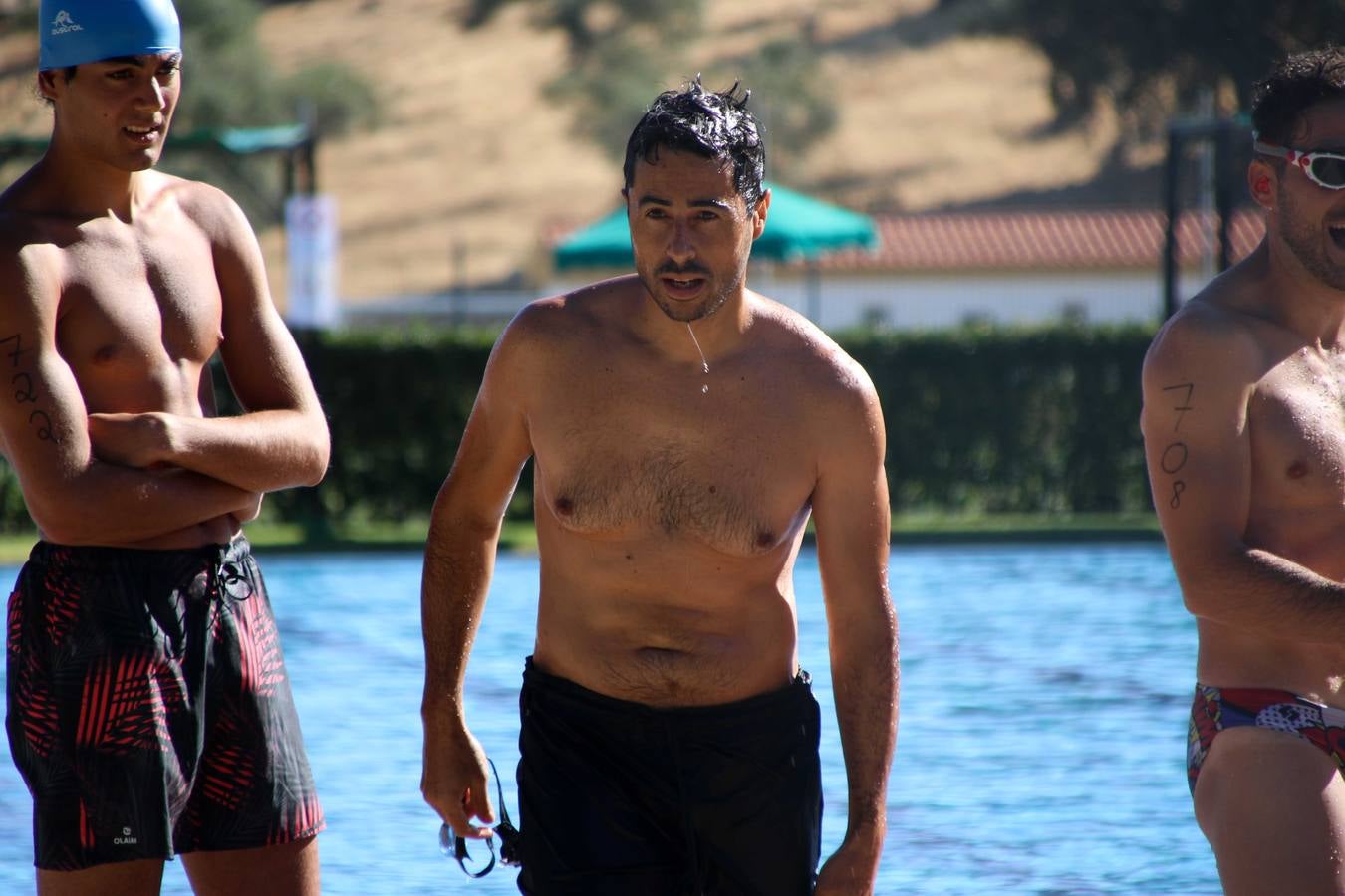 Jerez de los Caballeros ha acogido, esta mañana, la segunda edición del Acuatlón Popular 'Fiestas de San Bartolomé', organizado por la Pontificia y Real Archicofradía del Santísimo Sacramento con la colaboración del Ayuntamiento, el Plan de Dinamización Deportiva de la Mancomunidad Sierra Suroeste, Cruz Roja y diferentes casas comerciales del municipio. El acuatlón ha constado de dos pruebas (natación y atletismo); se ha desarrollado en las instalaciones de la piscina municipal y ciudad deportiva 'Manuel Calzado Galván', y ha contado con la participación de unos 48 inscritos, «la valoración que hacemos es muy positiva porque ha aumentado el número de inscritos y se ha conseguido una participación infantil que es una novedad este año. Los deportistas han acabado contentos y con ganas de repetir, por lo que es una satisfacción para nosotros», señala Álvaro Crespo, miembro de la junta de gobierno de la citada Archicofradía.