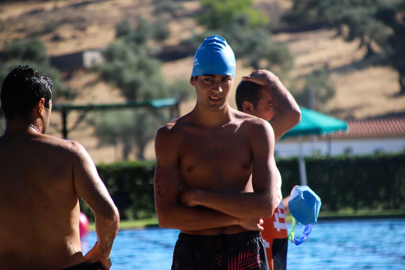 Jerez de los Caballeros ha acogido, esta mañana, la segunda edición del Acuatlón Popular 'Fiestas de San Bartolomé', organizado por la Pontificia y Real Archicofradía del Santísimo Sacramento con la colaboración del Ayuntamiento, el Plan de Dinamización Deportiva de la Mancomunidad Sierra Suroeste, Cruz Roja y diferentes casas comerciales del municipio. El acuatlón ha constado de dos pruebas (natación y atletismo); se ha desarrollado en las instalaciones de la piscina municipal y ciudad deportiva 'Manuel Calzado Galván', y ha contado con la participación de unos 48 inscritos, «la valoración que hacemos es muy positiva porque ha aumentado el número de inscritos y se ha conseguido una participación infantil que es una novedad este año. Los deportistas han acabado contentos y con ganas de repetir, por lo que es una satisfacción para nosotros», señala Álvaro Crespo, miembro de la junta de gobierno de la citada Archicofradía.