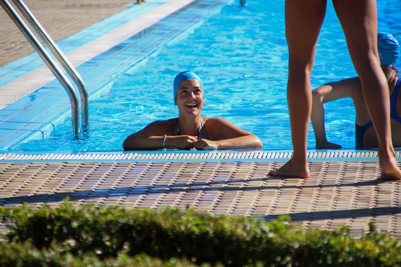 Jerez de los Caballeros ha acogido, esta mañana, la segunda edición del Acuatlón Popular 'Fiestas de San Bartolomé', organizado por la Pontificia y Real Archicofradía del Santísimo Sacramento con la colaboración del Ayuntamiento, el Plan de Dinamización Deportiva de la Mancomunidad Sierra Suroeste, Cruz Roja y diferentes casas comerciales del municipio. El acuatlón ha constado de dos pruebas (natación y atletismo); se ha desarrollado en las instalaciones de la piscina municipal y ciudad deportiva 'Manuel Calzado Galván', y ha contado con la participación de unos 48 inscritos, «la valoración que hacemos es muy positiva porque ha aumentado el número de inscritos y se ha conseguido una participación infantil que es una novedad este año. Los deportistas han acabado contentos y con ganas de repetir, por lo que es una satisfacción para nosotros», señala Álvaro Crespo, miembro de la junta de gobierno de la citada Archicofradía.