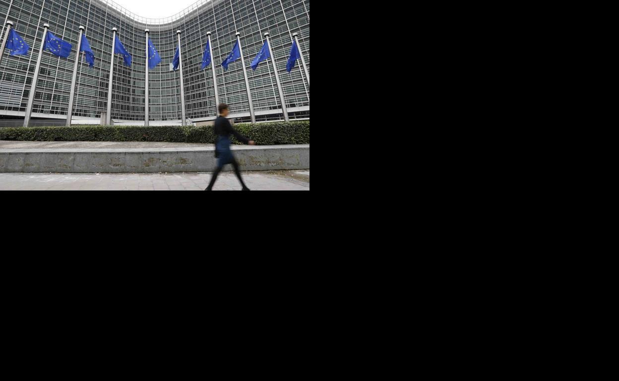 Banderas de la Unión Europea ondean enfrente del edificio Berlaymont, sede principal de la Comisión Europea, en Bruselas.