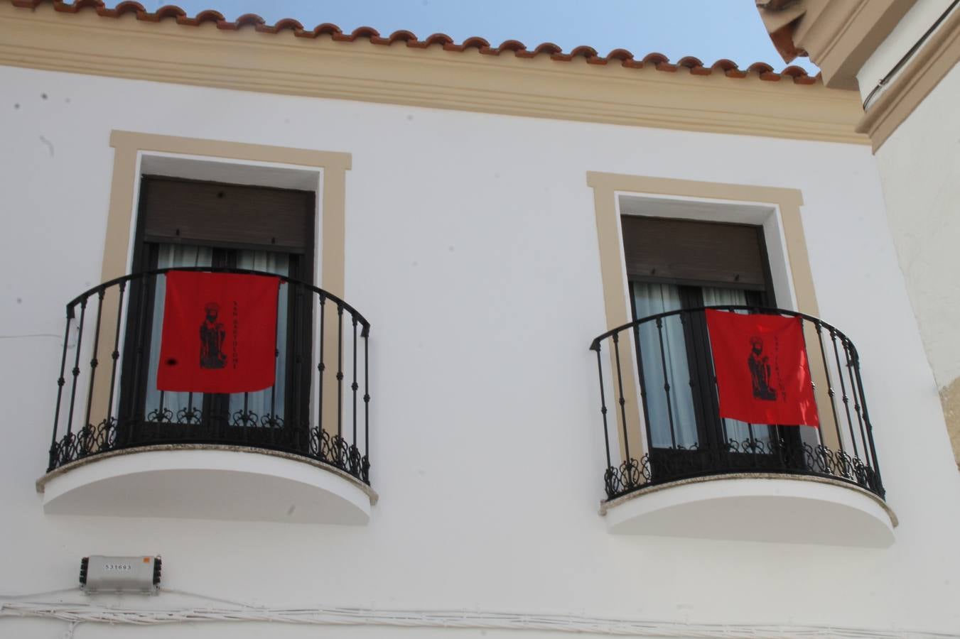 El repique de las campanas de San Bartolomé ha sonado este viernes, 23 de agosto, muy alegre, para anunciar la 'Salida del diablo', una de las tradiciones más ancestrales de Jerez de los Caballeros que anunciar la festividad de San Bartolomé, patrón de la ciudad. Organizada por la Comisión integrada en la Archicofradía del Santísimo Sacramento, la citada representación se ha vivido con gran expectación y emoción y este año con sorpresa. El recorrido del diablo por las calles ha hecho las decilicias de cientos de niños y niñas que han disfrutado de la cita, al tiempo que han contribuido a revivir esta gran celebración cargada de simbología, pues la figura del diablo aparece representada a los pies del patrón, encadenada, representando el triunfo del bien sobre el mal. Cada 23 de agosto, se libera de esas cadenas y recorre la localidad templaria, escoba en mano. La única forma de hacer frente a su ira, es mostrarle una cruz, por ello hoy la imagen más entrañable la han protagonizado los más pequeños portando en sus manos pequeñas cruces de madera para, como manda la tradición, «evitar que el diablo les coja». La cita da paso esta noche a la también tradicional 'Quema del rabo del diablo' que organizan los amigos de esta representación a las 22 horas en el Llano de Santa María y con el fuego como elemento purificador.