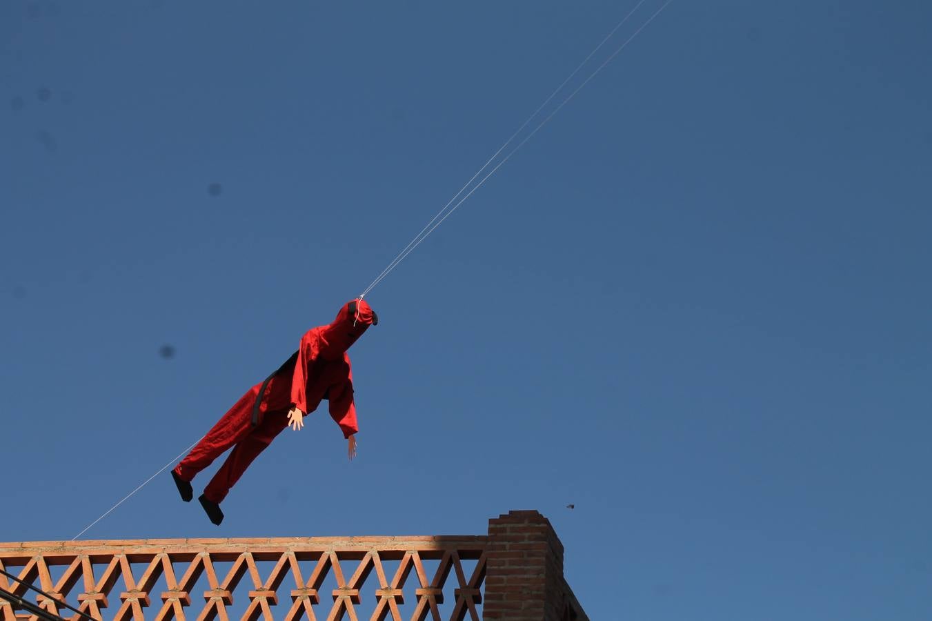El repique de las campanas de San Bartolomé ha sonado este viernes, 23 de agosto, muy alegre, para anunciar la 'Salida del diablo', una de las tradiciones más ancestrales de Jerez de los Caballeros que anunciar la festividad de San Bartolomé, patrón de la ciudad. Organizada por la Comisión integrada en la Archicofradía del Santísimo Sacramento, la citada representación se ha vivido con gran expectación y emoción y este año con sorpresa. El recorrido del diablo por las calles ha hecho las decilicias de cientos de niños y niñas que han disfrutado de la cita, al tiempo que han contribuido a revivir esta gran celebración cargada de simbología, pues la figura del diablo aparece representada a los pies del patrón, encadenada, representando el triunfo del bien sobre el mal. Cada 23 de agosto, se libera de esas cadenas y recorre la localidad templaria, escoba en mano. La única forma de hacer frente a su ira, es mostrarle una cruz, por ello hoy la imagen más entrañable la han protagonizado los más pequeños portando en sus manos pequeñas cruces de madera para, como manda la tradición, «evitar que el diablo les coja». La cita da paso esta noche a la también tradicional 'Quema del rabo del diablo' que organizan los amigos de esta representación a las 22 horas en el Llano de Santa María y con el fuego como elemento purificador.