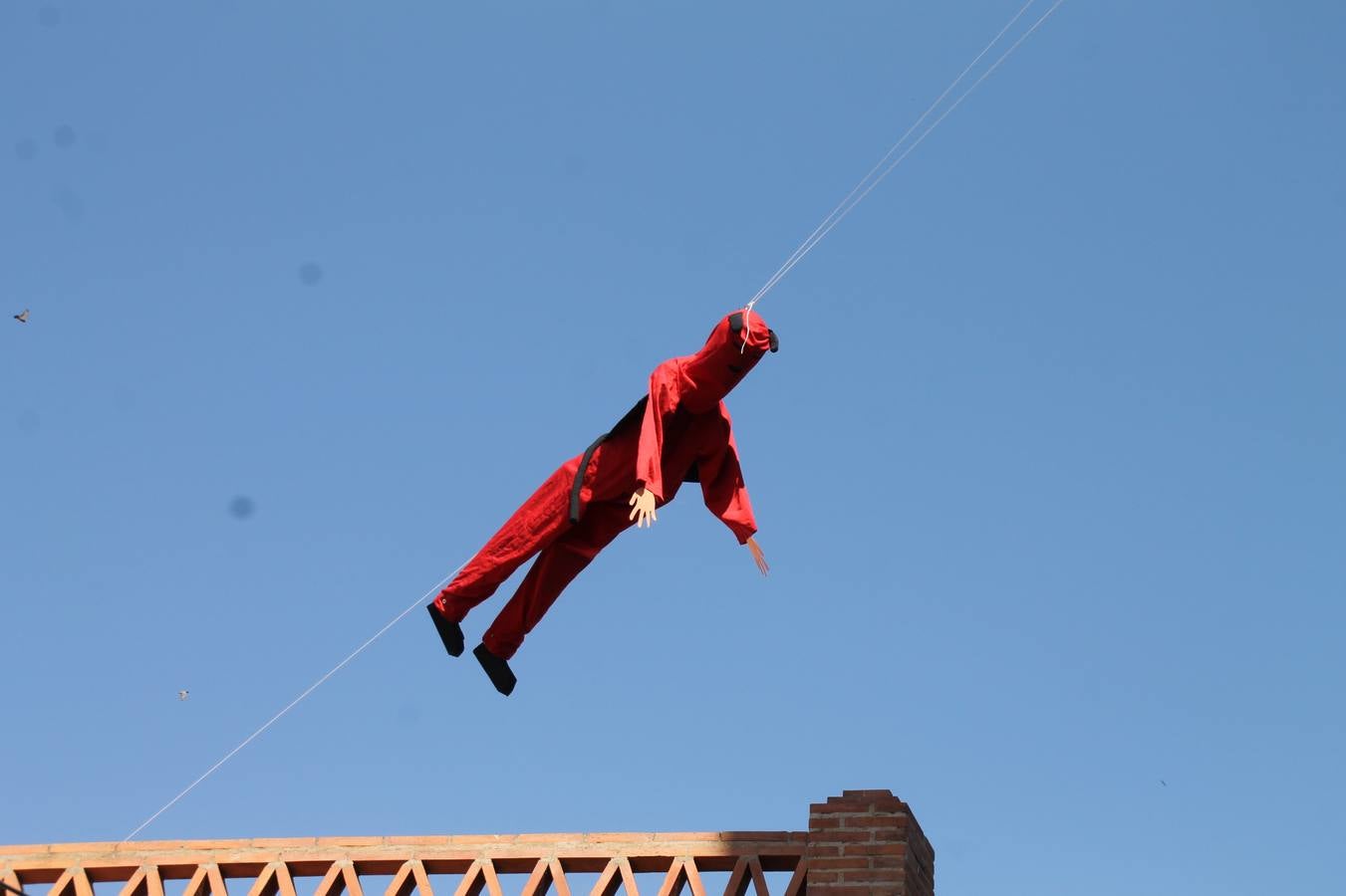 El repique de las campanas de San Bartolomé ha sonado este viernes, 23 de agosto, muy alegre, para anunciar la 'Salida del diablo', una de las tradiciones más ancestrales de Jerez de los Caballeros que anunciar la festividad de San Bartolomé, patrón de la ciudad. Organizada por la Comisión integrada en la Archicofradía del Santísimo Sacramento, la citada representación se ha vivido con gran expectación y emoción y este año con sorpresa. El recorrido del diablo por las calles ha hecho las decilicias de cientos de niños y niñas que han disfrutado de la cita, al tiempo que han contribuido a revivir esta gran celebración cargada de simbología, pues la figura del diablo aparece representada a los pies del patrón, encadenada, representando el triunfo del bien sobre el mal. Cada 23 de agosto, se libera de esas cadenas y recorre la localidad templaria, escoba en mano. La única forma de hacer frente a su ira, es mostrarle una cruz, por ello hoy la imagen más entrañable la han protagonizado los más pequeños portando en sus manos pequeñas cruces de madera para, como manda la tradición, «evitar que el diablo les coja». La cita da paso esta noche a la también tradicional 'Quema del rabo del diablo' que organizan los amigos de esta representación a las 22 horas en el Llano de Santa María y con el fuego como elemento purificador.