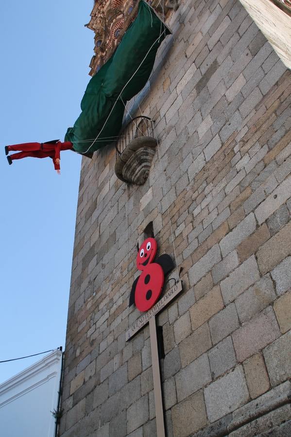 El repique de las campanas de San Bartolomé ha sonado este viernes, 23 de agosto, muy alegre, para anunciar la 'Salida del diablo', una de las tradiciones más ancestrales de Jerez de los Caballeros que anunciar la festividad de San Bartolomé, patrón de la ciudad. Organizada por la Comisión integrada en la Archicofradía del Santísimo Sacramento, la citada representación se ha vivido con gran expectación y emoción y este año con sorpresa. El recorrido del diablo por las calles ha hecho las decilicias de cientos de niños y niñas que han disfrutado de la cita, al tiempo que han contribuido a revivir esta gran celebración cargada de simbología, pues la figura del diablo aparece representada a los pies del patrón, encadenada, representando el triunfo del bien sobre el mal. Cada 23 de agosto, se libera de esas cadenas y recorre la localidad templaria, escoba en mano. La única forma de hacer frente a su ira, es mostrarle una cruz, por ello hoy la imagen más entrañable la han protagonizado los más pequeños portando en sus manos pequeñas cruces de madera para, como manda la tradición, «evitar que el diablo les coja». La cita da paso esta noche a la también tradicional 'Quema del rabo del diablo' que organizan los amigos de esta representación a las 22 horas en el Llano de Santa María y con el fuego como elemento purificador.