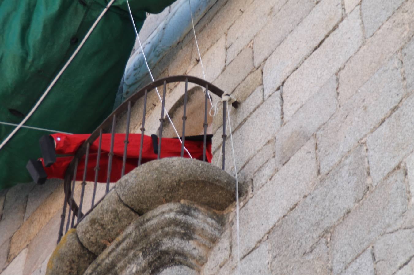 El repique de las campanas de San Bartolomé ha sonado este viernes, 23 de agosto, muy alegre, para anunciar la 'Salida del diablo', una de las tradiciones más ancestrales de Jerez de los Caballeros que anunciar la festividad de San Bartolomé, patrón de la ciudad. Organizada por la Comisión integrada en la Archicofradía del Santísimo Sacramento, la citada representación se ha vivido con gran expectación y emoción y este año con sorpresa. El recorrido del diablo por las calles ha hecho las decilicias de cientos de niños y niñas que han disfrutado de la cita, al tiempo que han contribuido a revivir esta gran celebración cargada de simbología, pues la figura del diablo aparece representada a los pies del patrón, encadenada, representando el triunfo del bien sobre el mal. Cada 23 de agosto, se libera de esas cadenas y recorre la localidad templaria, escoba en mano. La única forma de hacer frente a su ira, es mostrarle una cruz, por ello hoy la imagen más entrañable la han protagonizado los más pequeños portando en sus manos pequeñas cruces de madera para, como manda la tradición, «evitar que el diablo les coja». La cita da paso esta noche a la también tradicional 'Quema del rabo del diablo' que organizan los amigos de esta representación a las 22 horas en el Llano de Santa María y con el fuego como elemento purificador.