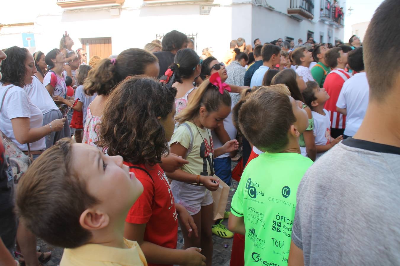 El repique de las campanas de San Bartolomé ha sonado este viernes, 23 de agosto, muy alegre, para anunciar la 'Salida del diablo', una de las tradiciones más ancestrales de Jerez de los Caballeros que anunciar la festividad de San Bartolomé, patrón de la ciudad. Organizada por la Comisión integrada en la Archicofradía del Santísimo Sacramento, la citada representación se ha vivido con gran expectación y emoción y este año con sorpresa. El recorrido del diablo por las calles ha hecho las decilicias de cientos de niños y niñas que han disfrutado de la cita, al tiempo que han contribuido a revivir esta gran celebración cargada de simbología, pues la figura del diablo aparece representada a los pies del patrón, encadenada, representando el triunfo del bien sobre el mal. Cada 23 de agosto, se libera de esas cadenas y recorre la localidad templaria, escoba en mano. La única forma de hacer frente a su ira, es mostrarle una cruz, por ello hoy la imagen más entrañable la han protagonizado los más pequeños portando en sus manos pequeñas cruces de madera para, como manda la tradición, «evitar que el diablo les coja». La cita da paso esta noche a la también tradicional 'Quema del rabo del diablo' que organizan los amigos de esta representación a las 22 horas en el Llano de Santa María y con el fuego como elemento purificador.