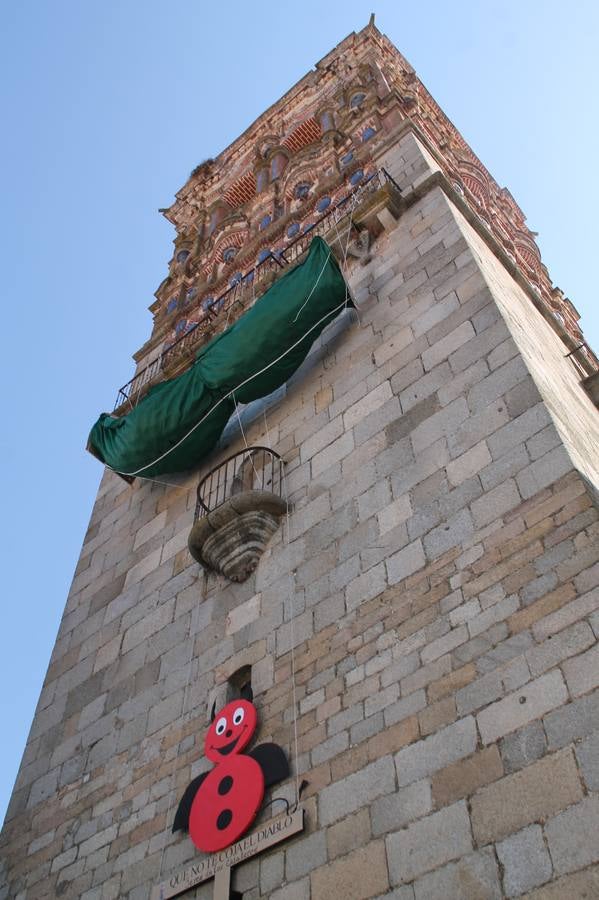 El repique de las campanas de San Bartolomé ha sonado este viernes, 23 de agosto, muy alegre, para anunciar la 'Salida del diablo', una de las tradiciones más ancestrales de Jerez de los Caballeros que anunciar la festividad de San Bartolomé, patrón de la ciudad. Organizada por la Comisión integrada en la Archicofradía del Santísimo Sacramento, la citada representación se ha vivido con gran expectación y emoción y este año con sorpresa. El recorrido del diablo por las calles ha hecho las decilicias de cientos de niños y niñas que han disfrutado de la cita, al tiempo que han contribuido a revivir esta gran celebración cargada de simbología, pues la figura del diablo aparece representada a los pies del patrón, encadenada, representando el triunfo del bien sobre el mal. Cada 23 de agosto, se libera de esas cadenas y recorre la localidad templaria, escoba en mano. La única forma de hacer frente a su ira, es mostrarle una cruz, por ello hoy la imagen más entrañable la han protagonizado los más pequeños portando en sus manos pequeñas cruces de madera para, como manda la tradición, «evitar que el diablo les coja». La cita da paso esta noche a la también tradicional 'Quema del rabo del diablo' que organizan los amigos de esta representación a las 22 horas en el Llano de Santa María y con el fuego como elemento purificador.