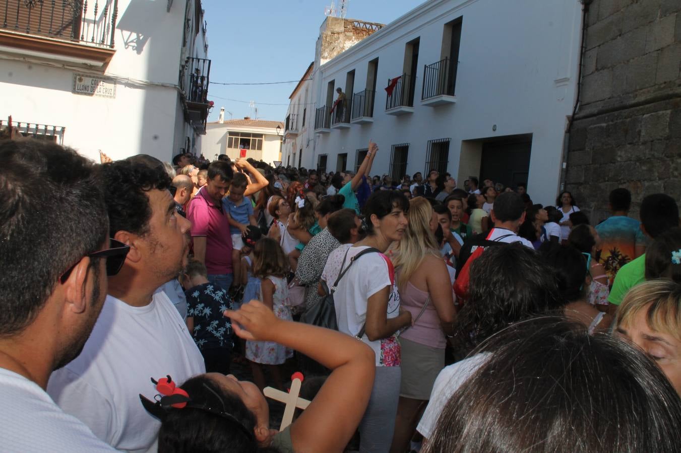 El repique de las campanas de San Bartolomé ha sonado este viernes, 23 de agosto, muy alegre, para anunciar la 'Salida del diablo', una de las tradiciones más ancestrales de Jerez de los Caballeros que anunciar la festividad de San Bartolomé, patrón de la ciudad. Organizada por la Comisión integrada en la Archicofradía del Santísimo Sacramento, la citada representación se ha vivido con gran expectación y emoción y este año con sorpresa. El recorrido del diablo por las calles ha hecho las decilicias de cientos de niños y niñas que han disfrutado de la cita, al tiempo que han contribuido a revivir esta gran celebración cargada de simbología, pues la figura del diablo aparece representada a los pies del patrón, encadenada, representando el triunfo del bien sobre el mal. Cada 23 de agosto, se libera de esas cadenas y recorre la localidad templaria, escoba en mano. La única forma de hacer frente a su ira, es mostrarle una cruz, por ello hoy la imagen más entrañable la han protagonizado los más pequeños portando en sus manos pequeñas cruces de madera para, como manda la tradición, «evitar que el diablo les coja». La cita da paso esta noche a la también tradicional 'Quema del rabo del diablo' que organizan los amigos de esta representación a las 22 horas en el Llano de Santa María y con el fuego como elemento purificador.