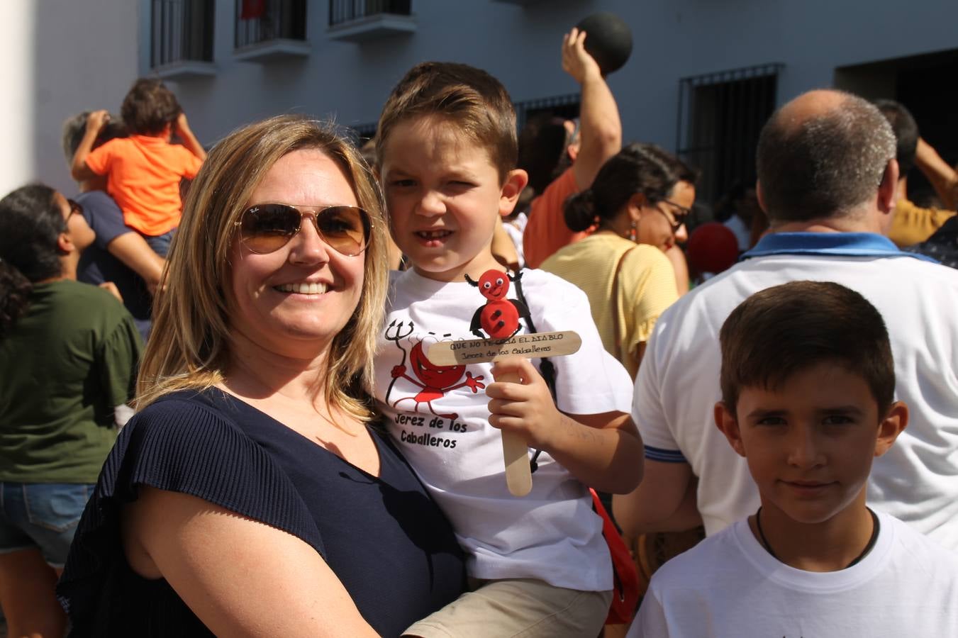 El repique de las campanas de San Bartolomé ha sonado este viernes, 23 de agosto, muy alegre, para anunciar la 'Salida del diablo', una de las tradiciones más ancestrales de Jerez de los Caballeros que anunciar la festividad de San Bartolomé, patrón de la ciudad. Organizada por la Comisión integrada en la Archicofradía del Santísimo Sacramento, la citada representación se ha vivido con gran expectación y emoción y este año con sorpresa. El recorrido del diablo por las calles ha hecho las decilicias de cientos de niños y niñas que han disfrutado de la cita, al tiempo que han contribuido a revivir esta gran celebración cargada de simbología, pues la figura del diablo aparece representada a los pies del patrón, encadenada, representando el triunfo del bien sobre el mal. Cada 23 de agosto, se libera de esas cadenas y recorre la localidad templaria, escoba en mano. La única forma de hacer frente a su ira, es mostrarle una cruz, por ello hoy la imagen más entrañable la han protagonizado los más pequeños portando en sus manos pequeñas cruces de madera para, como manda la tradición, «evitar que el diablo les coja». La cita da paso esta noche a la también tradicional 'Quema del rabo del diablo' que organizan los amigos de esta representación a las 22 horas en el Llano de Santa María y con el fuego como elemento purificador.