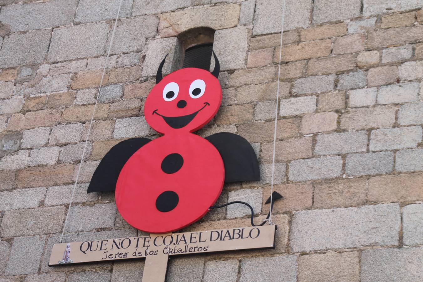 El repique de las campanas de San Bartolomé ha sonado este viernes, 23 de agosto, muy alegre, para anunciar la 'Salida del diablo', una de las tradiciones más ancestrales de Jerez de los Caballeros que anunciar la festividad de San Bartolomé, patrón de la ciudad. Organizada por la Comisión integrada en la Archicofradía del Santísimo Sacramento, la citada representación se ha vivido con gran expectación y emoción y este año con sorpresa. El recorrido del diablo por las calles ha hecho las decilicias de cientos de niños y niñas que han disfrutado de la cita, al tiempo que han contribuido a revivir esta gran celebración cargada de simbología, pues la figura del diablo aparece representada a los pies del patrón, encadenada, representando el triunfo del bien sobre el mal. Cada 23 de agosto, se libera de esas cadenas y recorre la localidad templaria, escoba en mano. La única forma de hacer frente a su ira, es mostrarle una cruz, por ello hoy la imagen más entrañable la han protagonizado los más pequeños portando en sus manos pequeñas cruces de madera para, como manda la tradición, «evitar que el diablo les coja». La cita da paso esta noche a la también tradicional 'Quema del rabo del diablo' que organizan los amigos de esta representación a las 22 horas en el Llano de Santa María y con el fuego como elemento purificador.